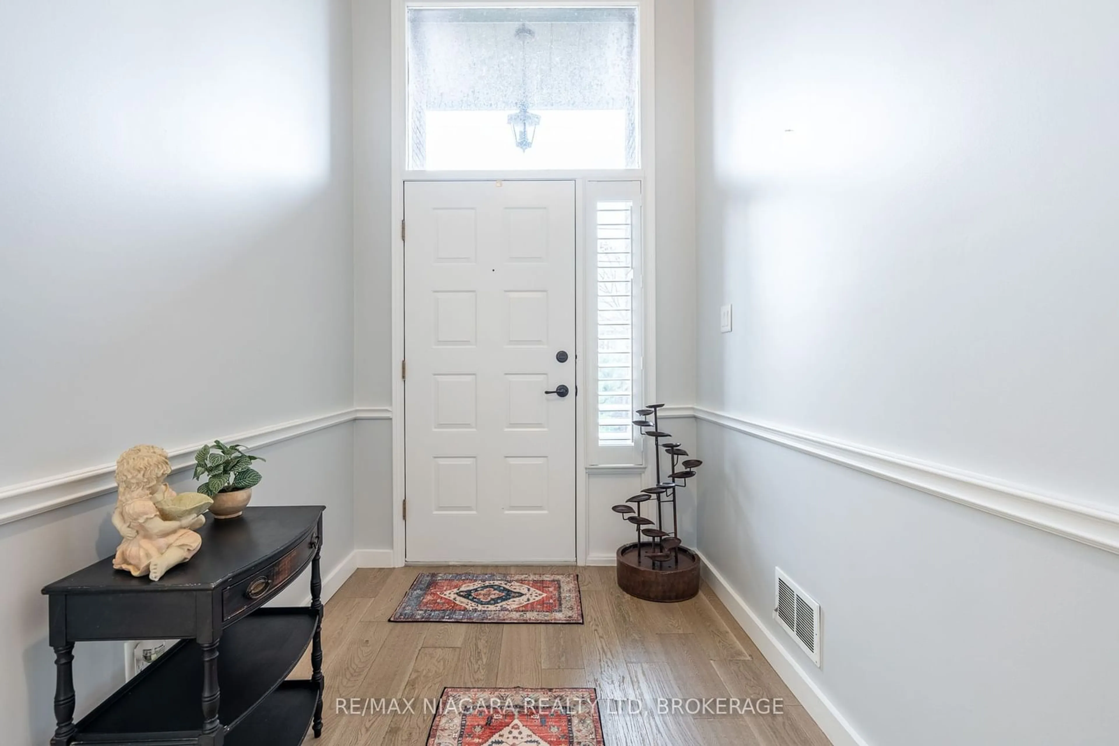 Indoor entryway, wood floors for 46 Kinross St, Haldimand Ontario N3W 1J9