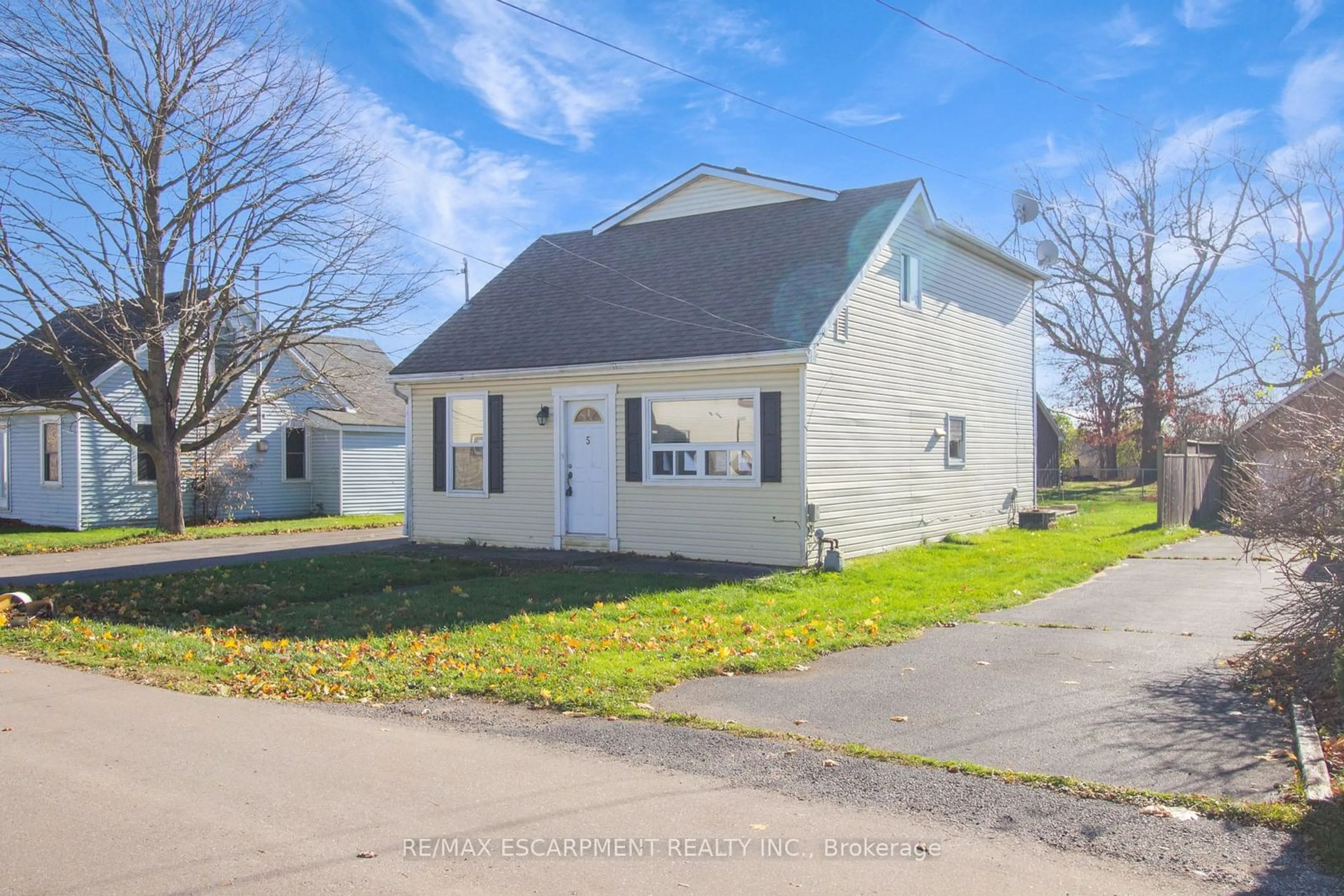 Frontside or backside of a home, the street view for 5 Porter Ave, Haldimand Ontario N0A 1H0