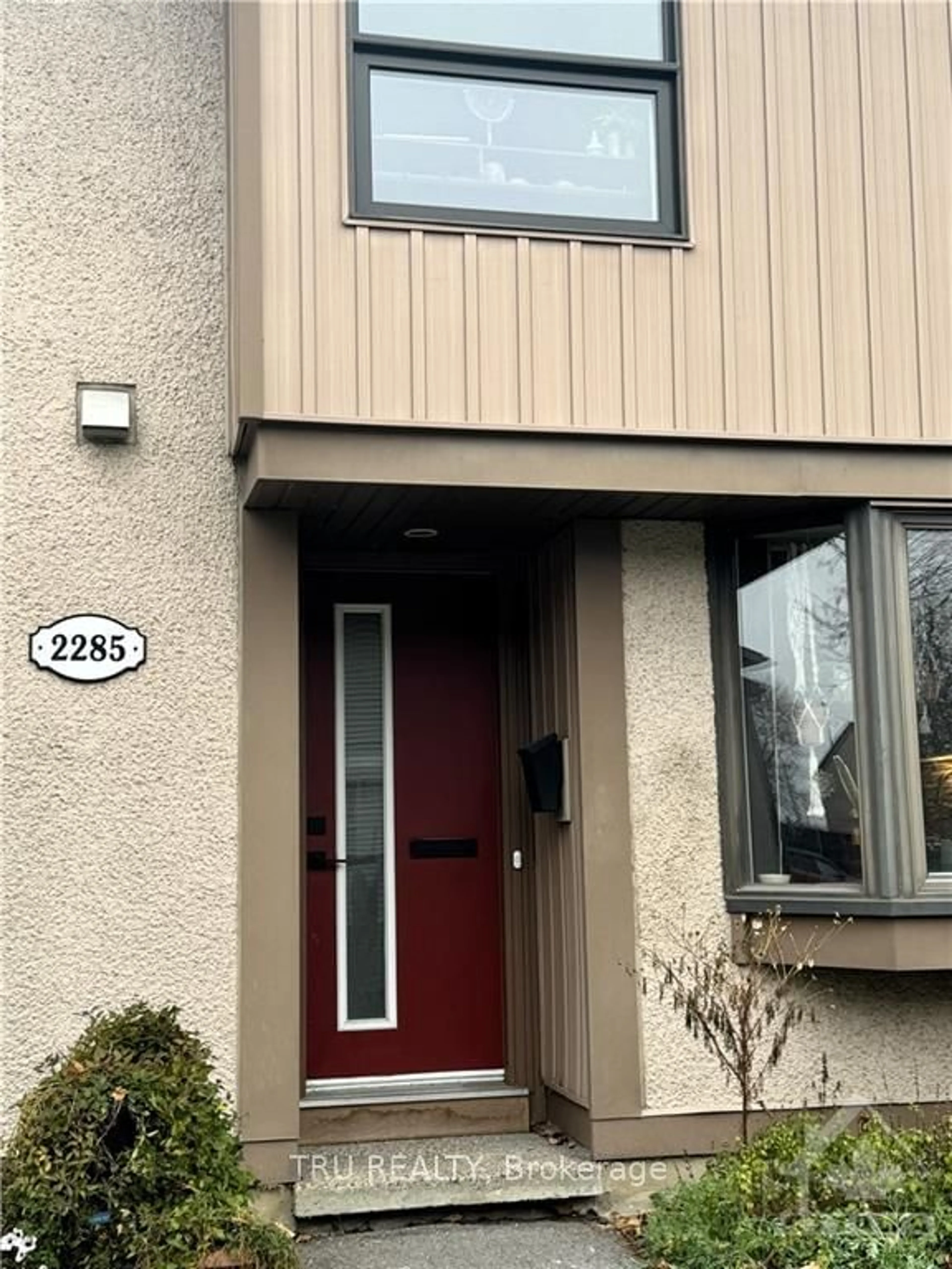 A pic from exterior of the house or condo, the street view for 2285 STONEHENGE Cres, Cyrville - Carson Grove - Pineview Ontario K1B 4N7