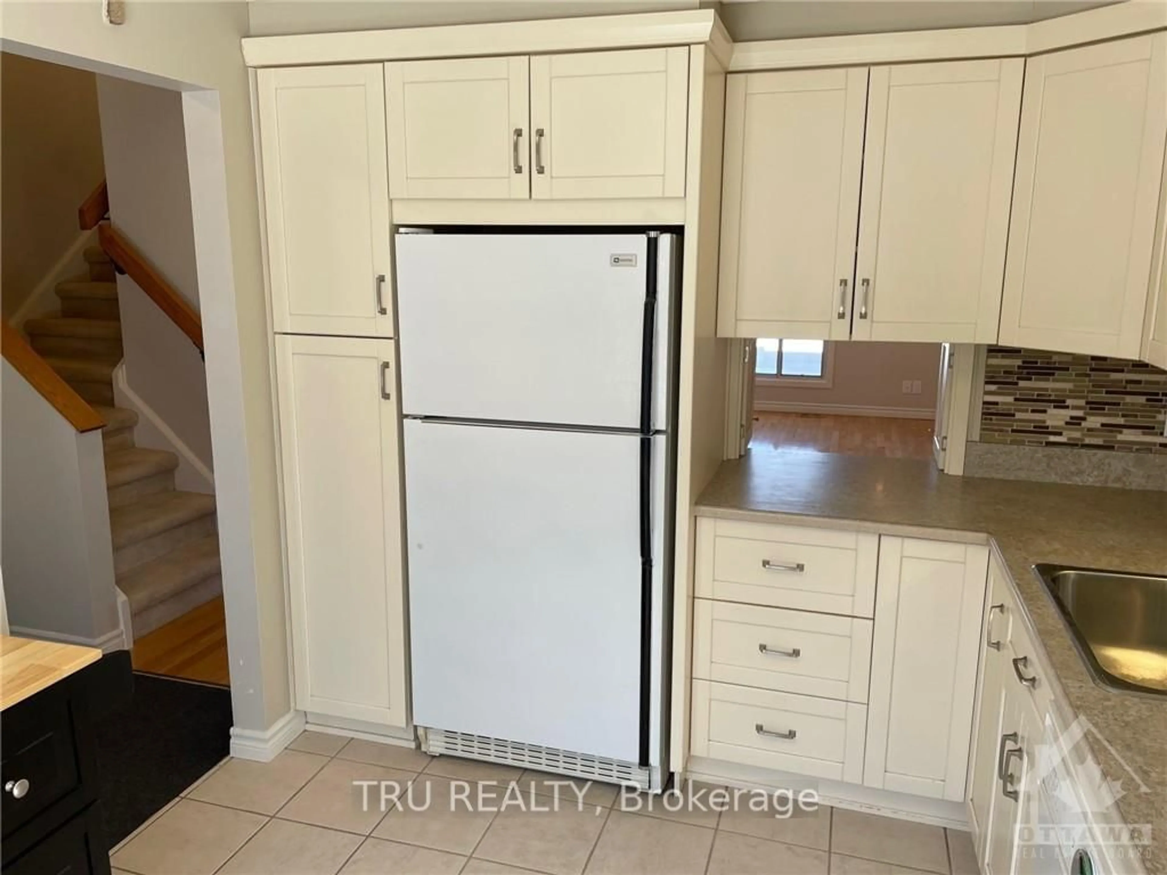 Standard kitchen, wood floors, cottage for 2285 STONEHENGE Cres, Cyrville - Carson Grove - Pineview Ontario K1B 4N7