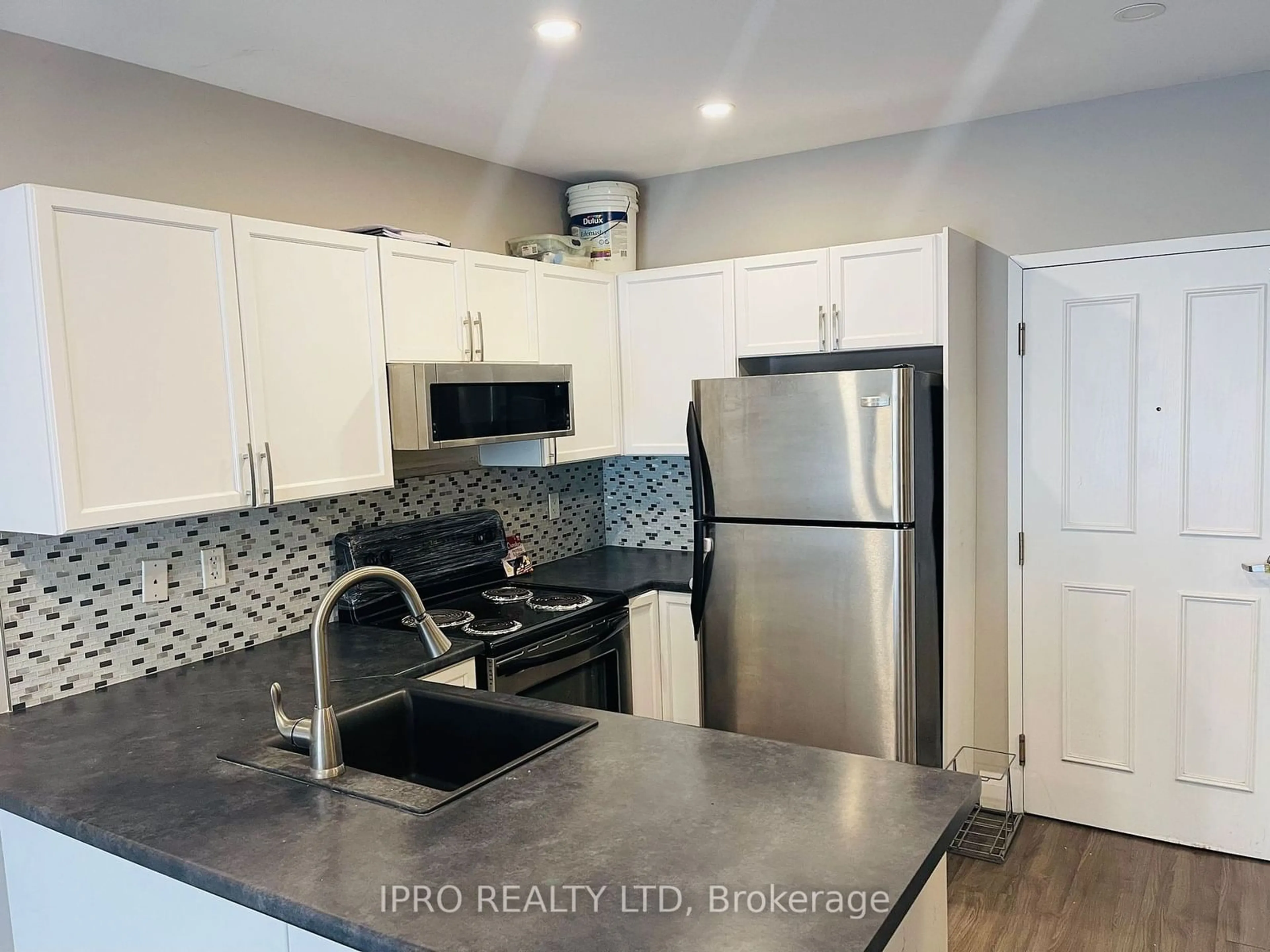 Open concept kitchen for 8 HARRIS St #112, Cambridge Ontario N1R 8R1