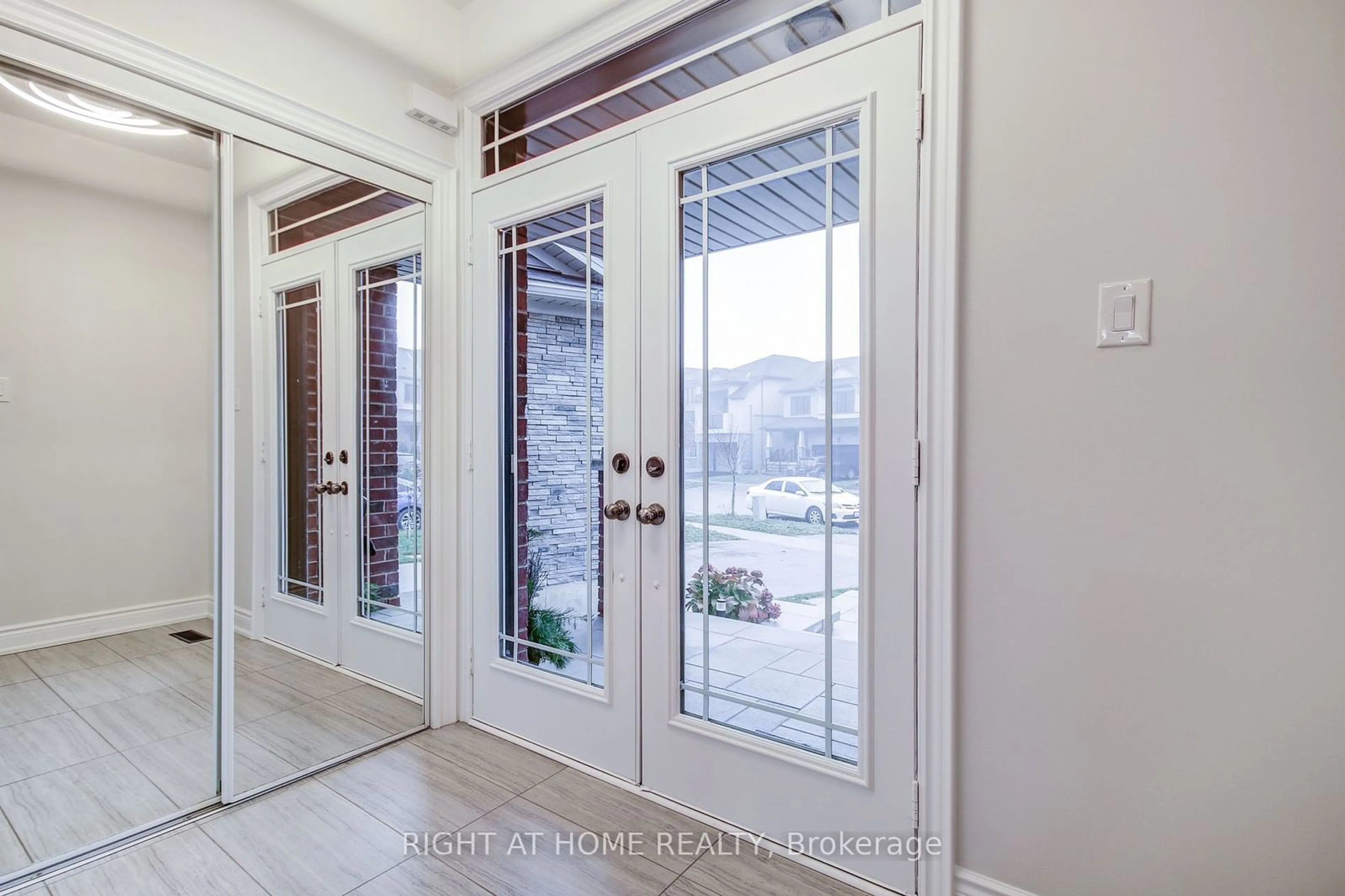 Indoor entryway, wood floors for 90 Pagebrook Cres, Hamilton Ontario L8J 1X5