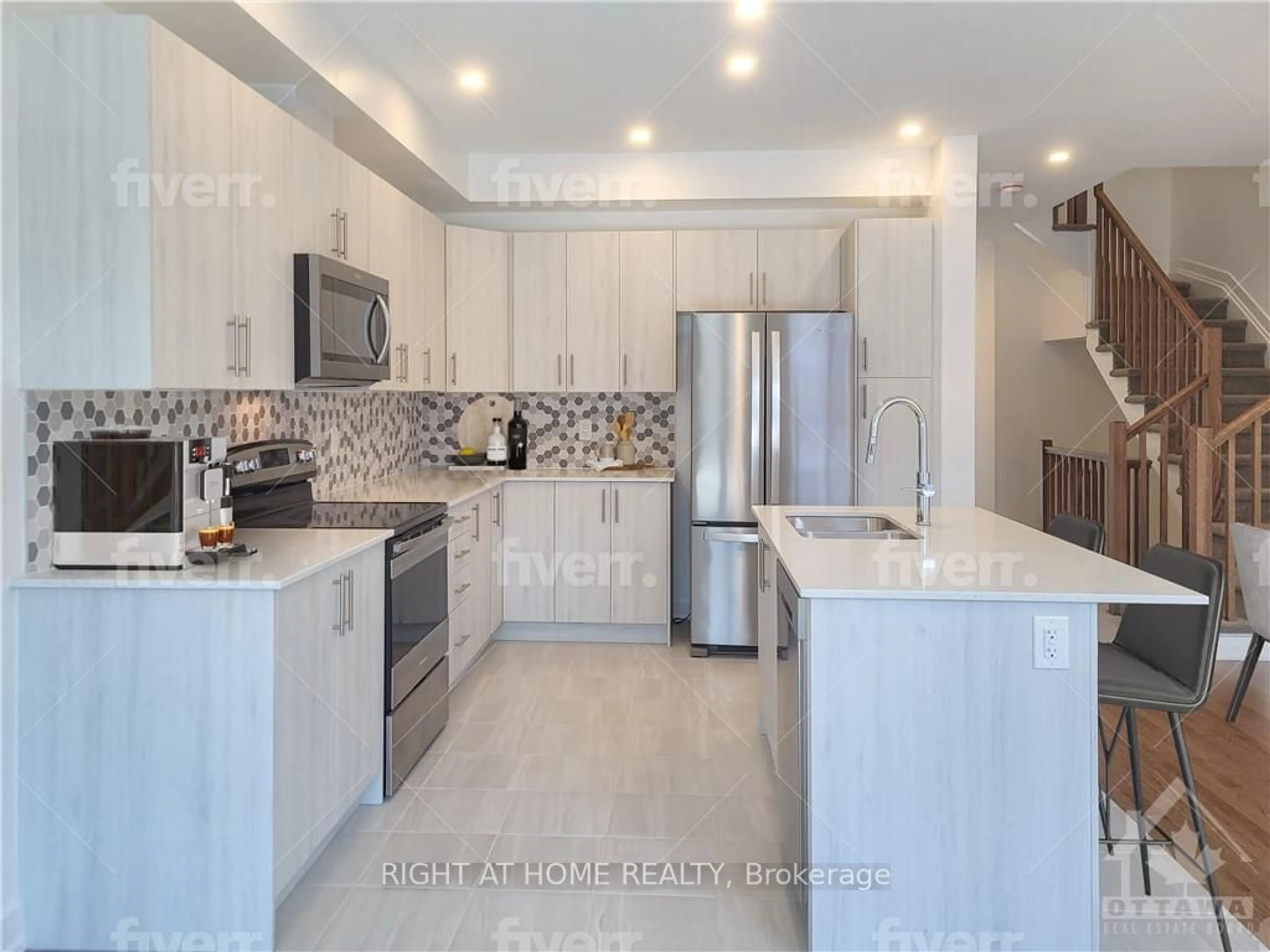 Contemporary kitchen, wood floors for 32 OVERBERG Way, Kanata Ontario K2S 2S9