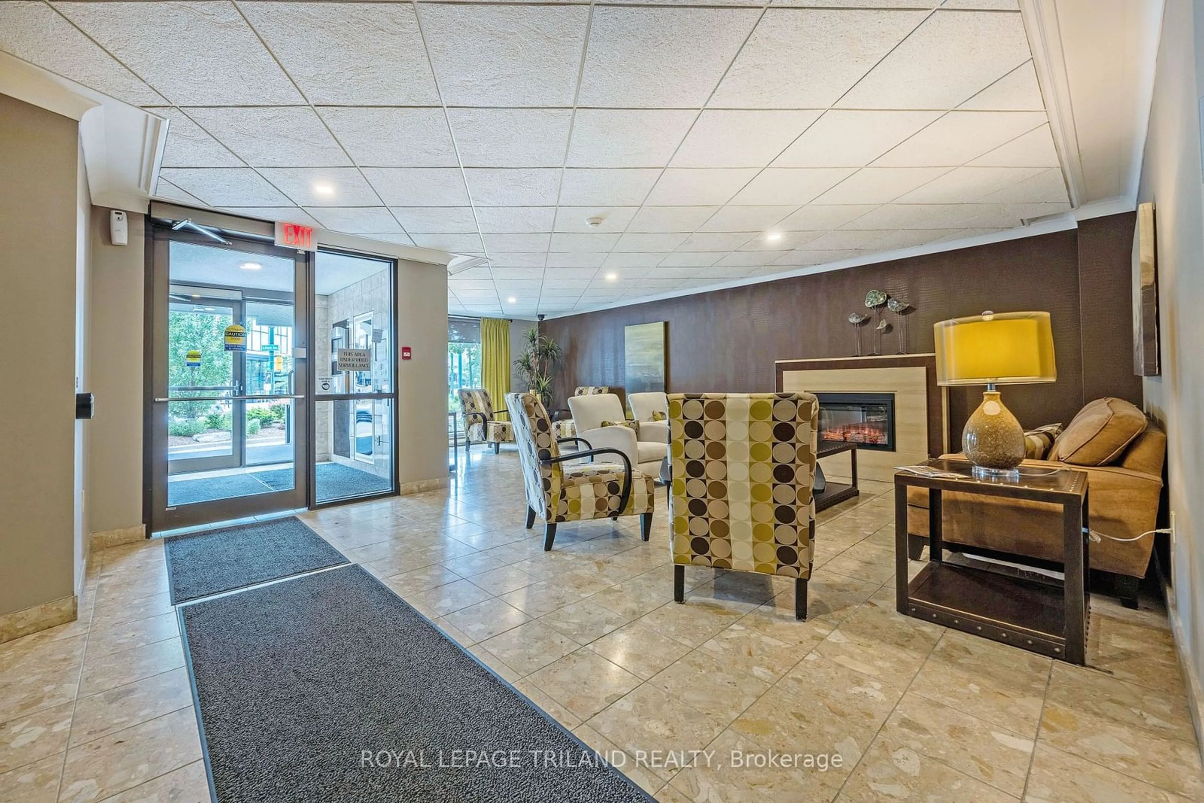 Indoor lobby, carpet floors for 500 Talbot St #303, London Ontario N6A 2S3