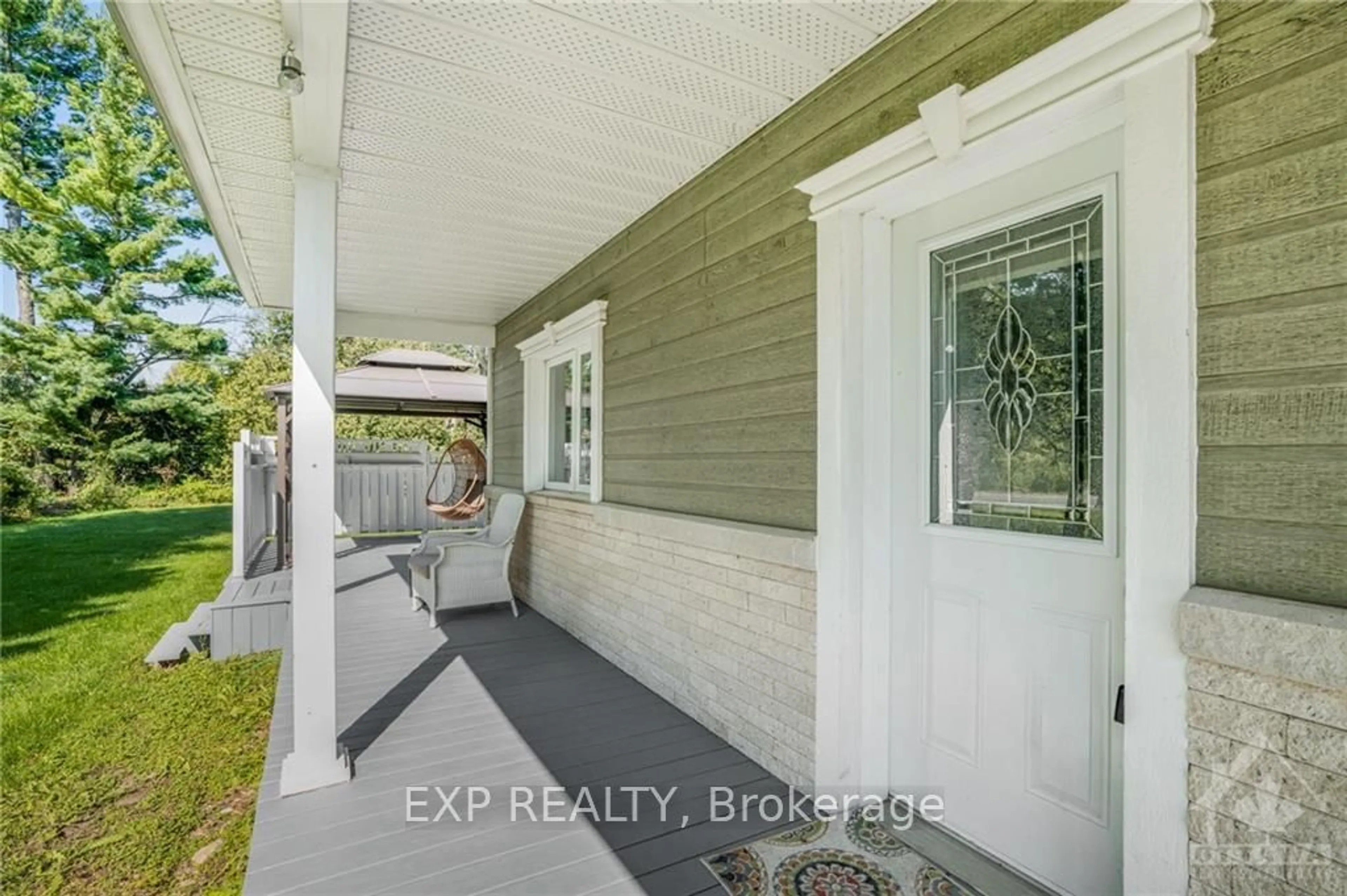 Indoor entryway, wood floors for 1375 COUNTY 18 Rd, East Hawkesbury Ontario K0B 1M0