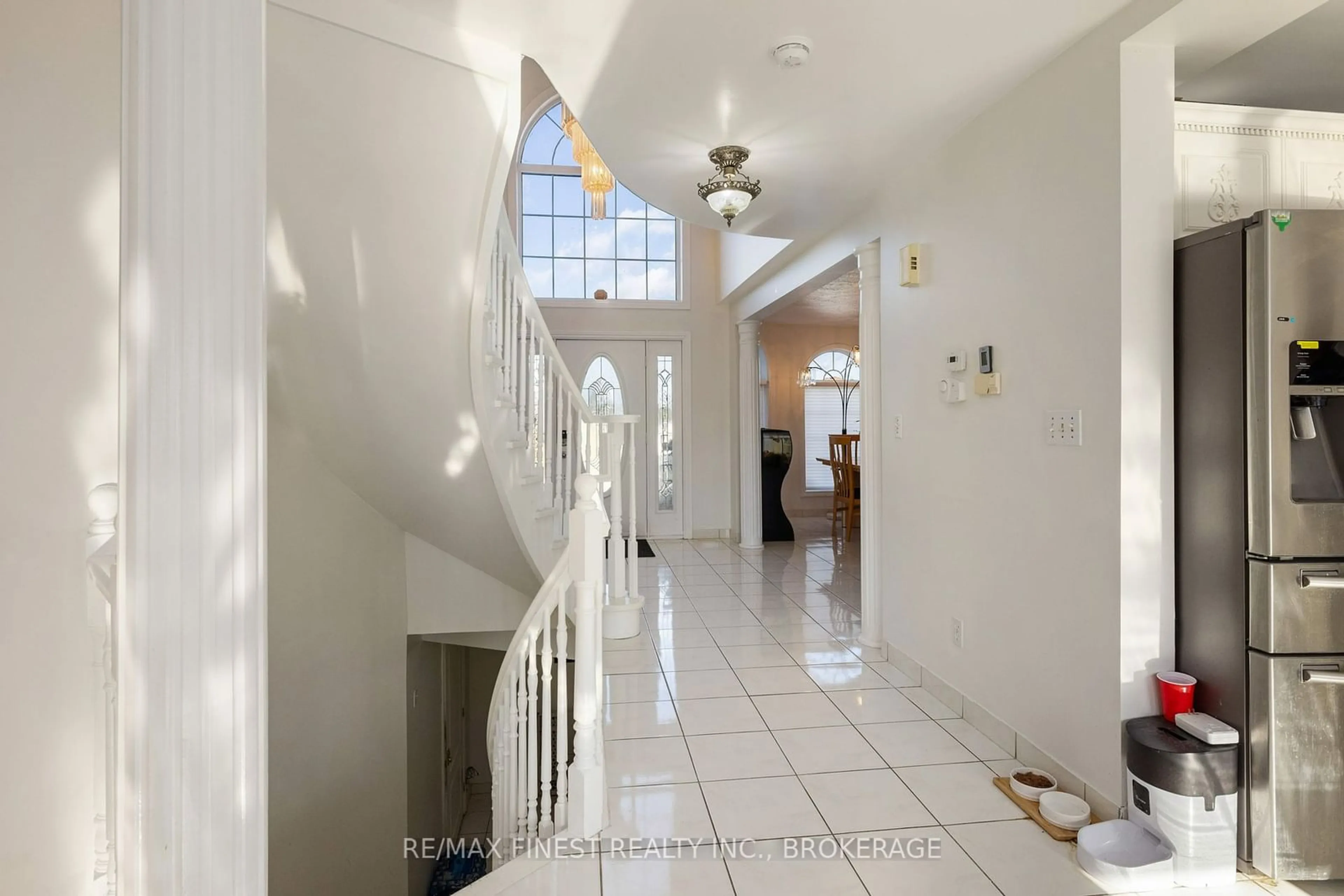 Indoor foyer, wood floors for 425 Kingsdale Ave, Kingston Ontario K7M 7Z9