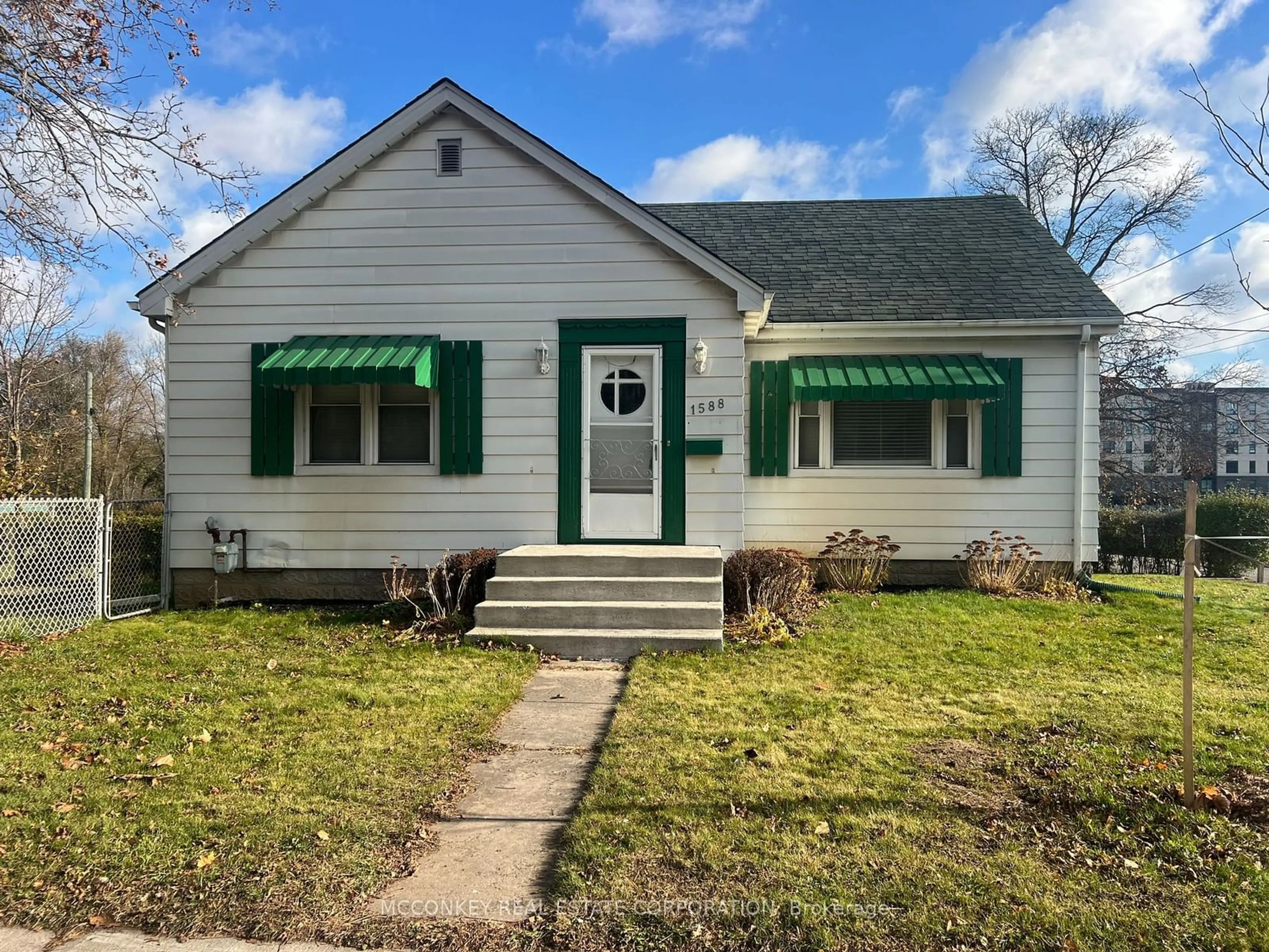 Home with vinyl exterior material for 1588 Monaghan Rd, Peterborough Ontario K9J 5N5