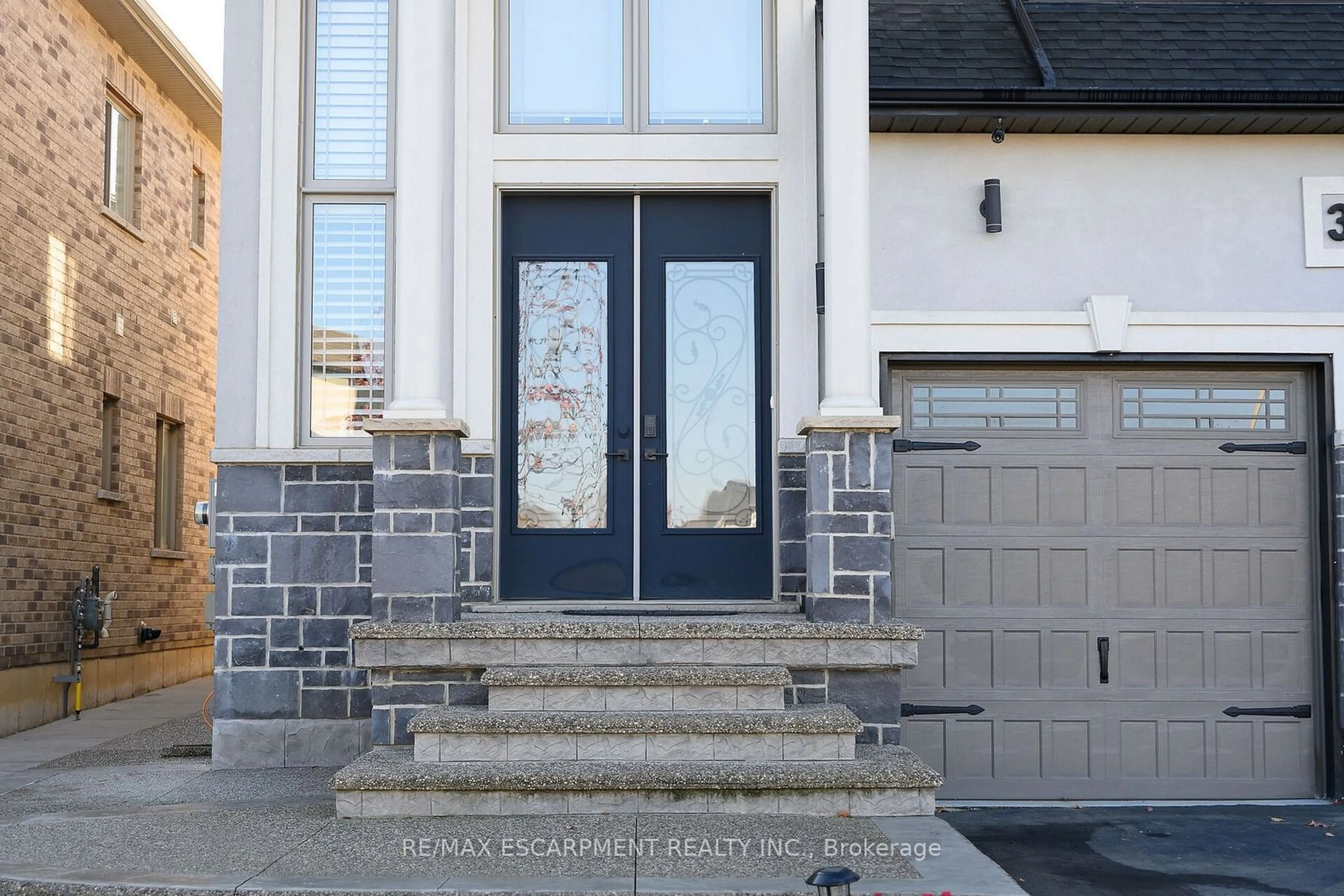 Indoor entryway, wood floors for 30 ASCOLI Dr, Hamilton Ontario L9B 2K8