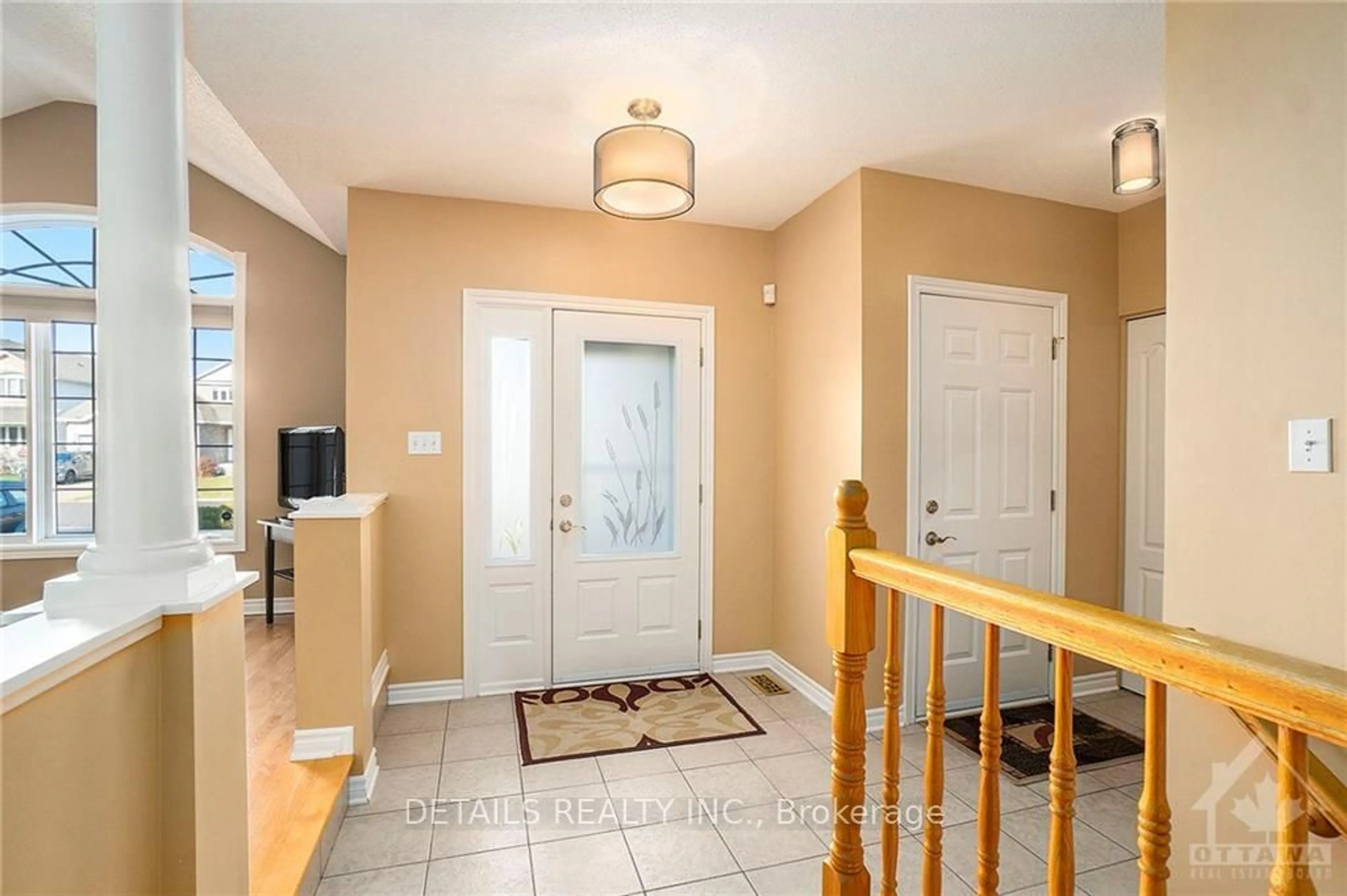 Indoor entryway, wood floors for 24 CAMPBELL Crt, Russell Ontario K4R 1G7