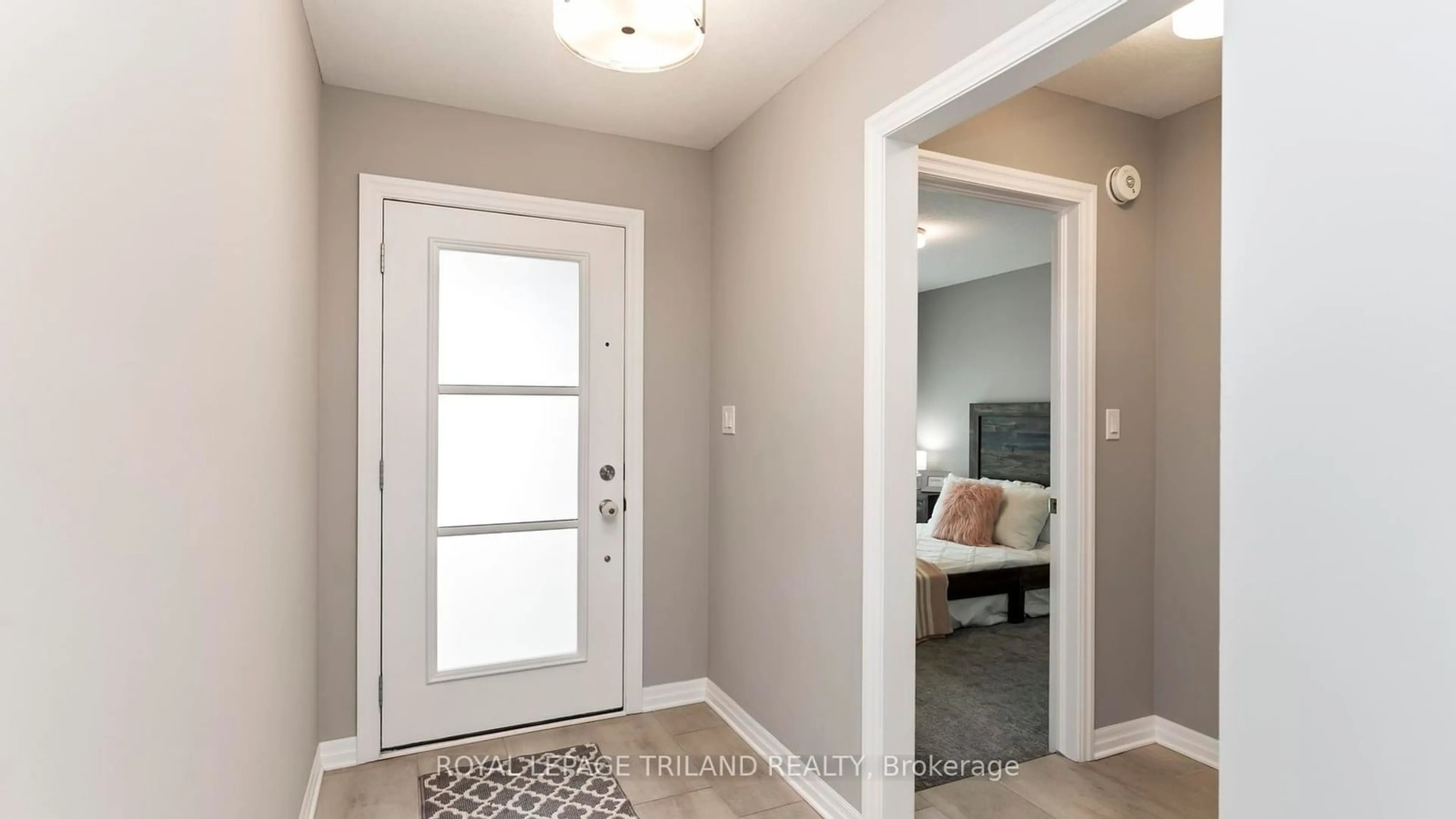 Indoor entryway, wood floors for 27 Feathers Crossing, St. Thomas Ontario N5R 0M4