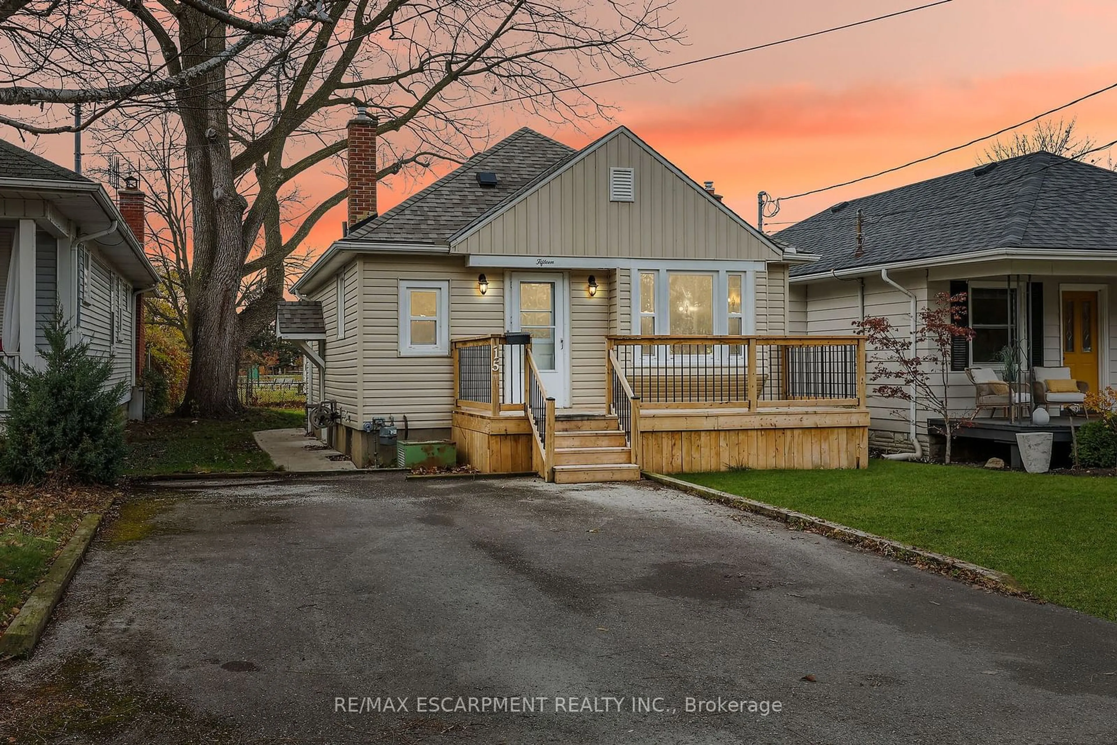 Frontside or backside of a home, cottage for 15 Verdun Ave, St. Catharines Ontario L2N 5L8