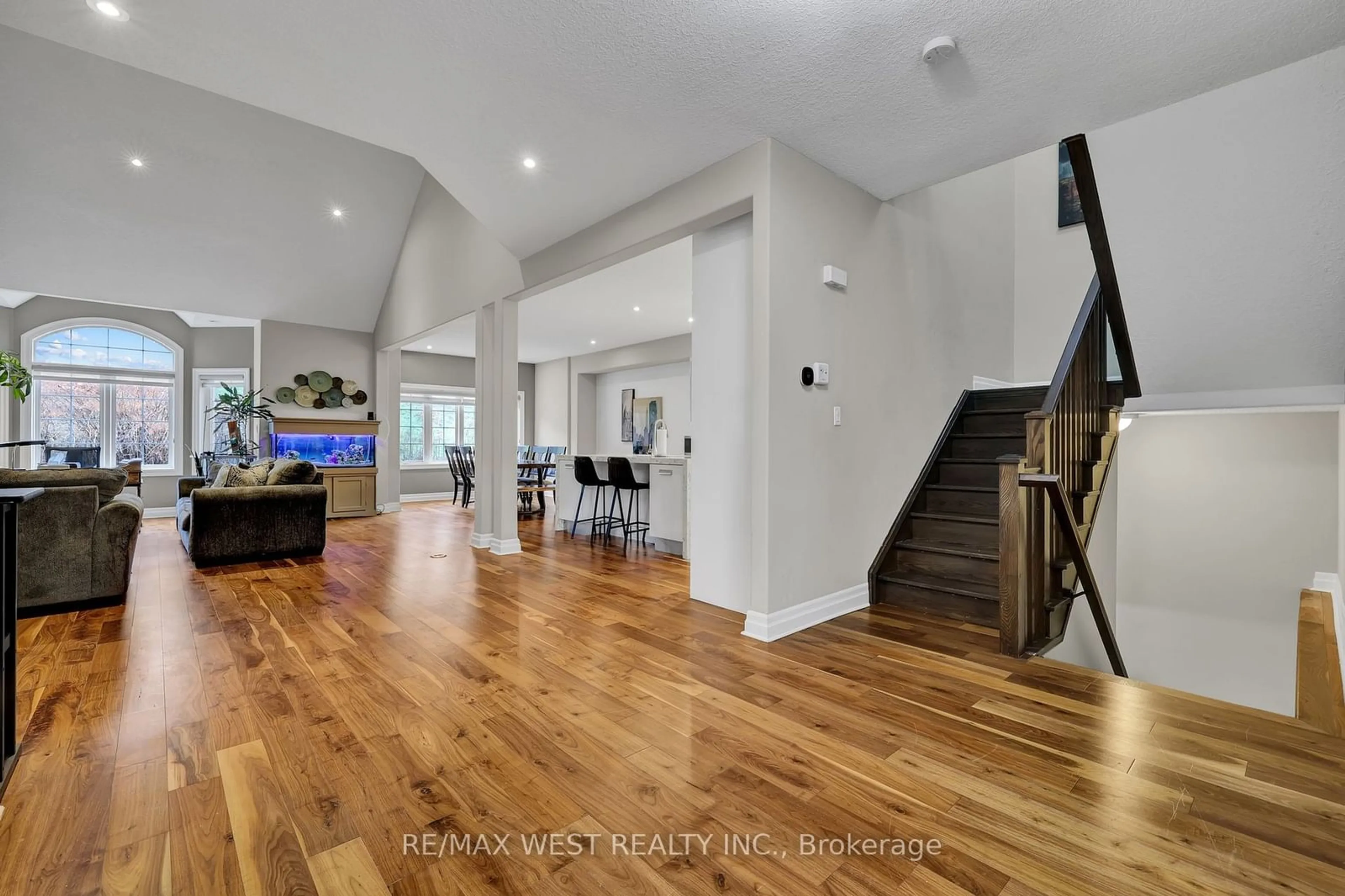 Indoor foyer, wood floors for 60 Dufferin Ave #12, Brantford Ontario N3T 0J1