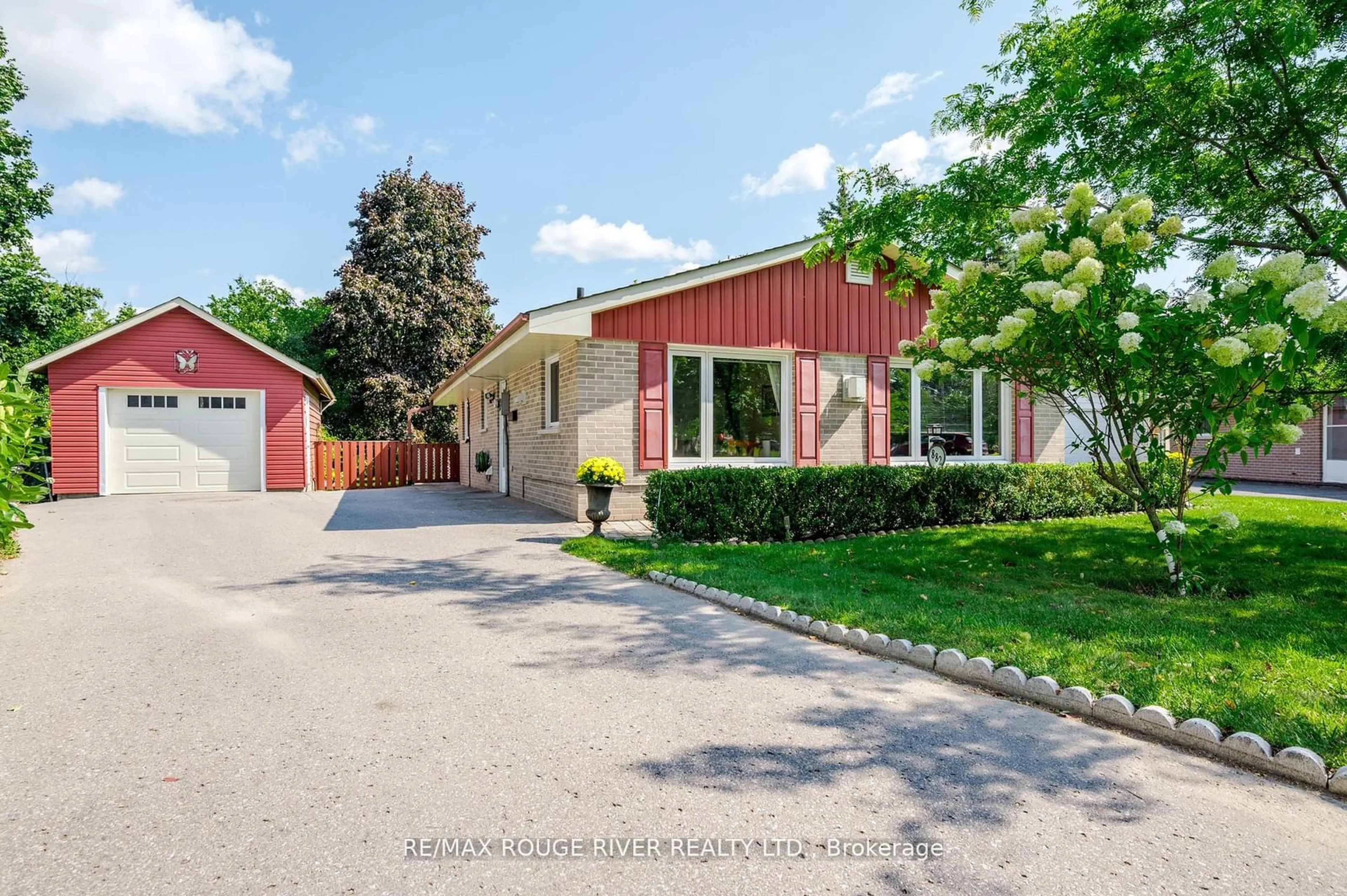 A pic from exterior of the house or condo, the street view for 882 Cochrane Cres, Peterborough Ontario K9H 5N3