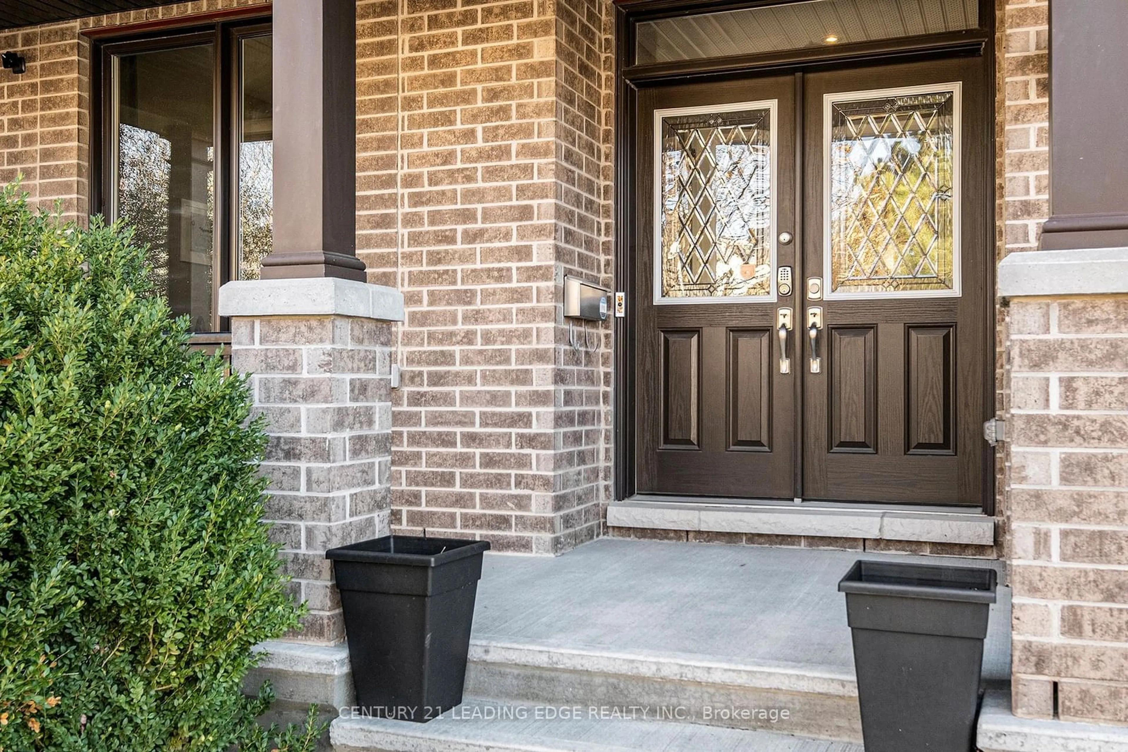 Indoor entryway, wood floors for 17 Rutherglen Terr, Kanata Ontario K2K 3A5