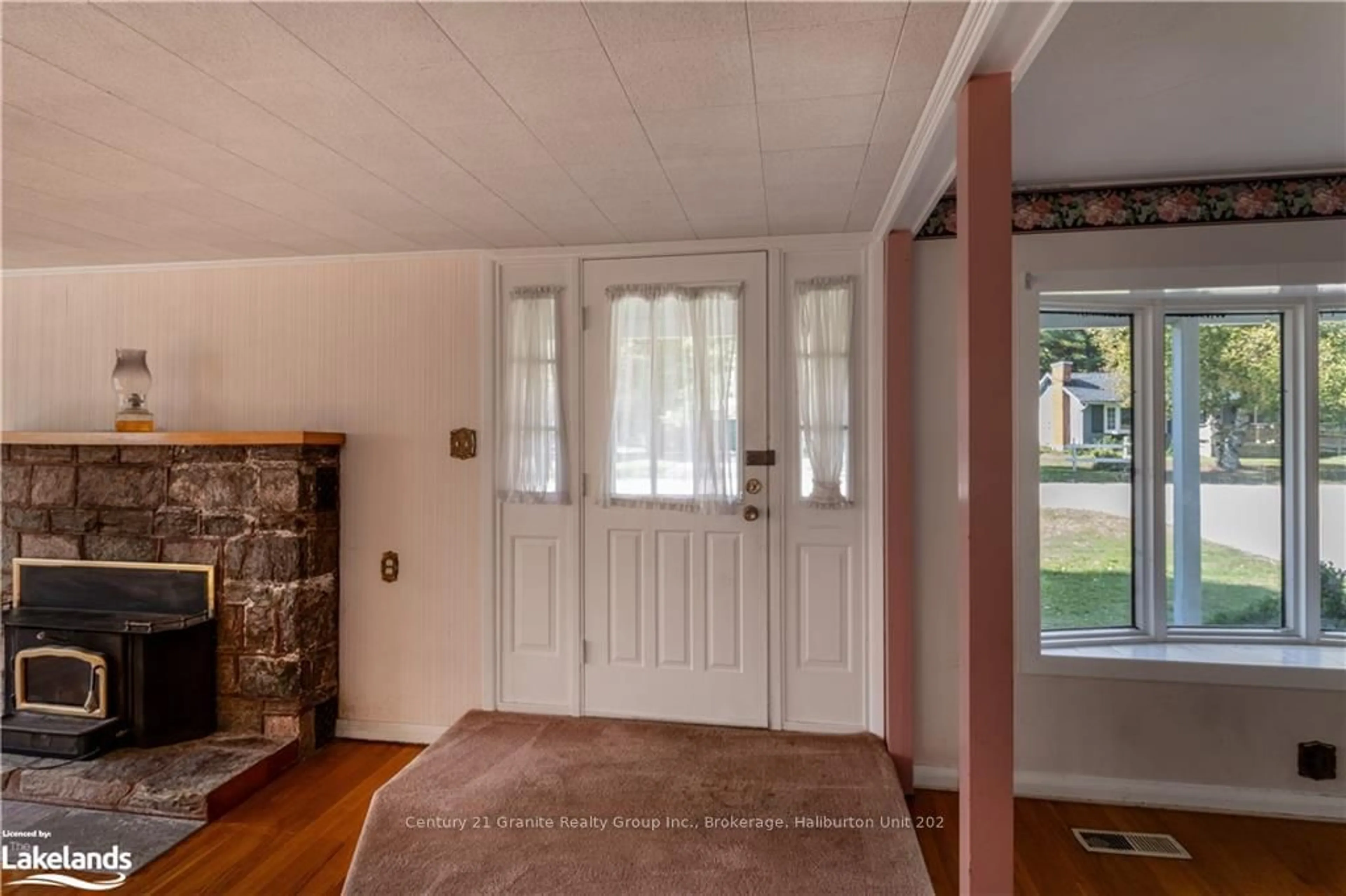 Indoor entryway, wood floors for 6 VINTAGE Cres, Minden Hills Ontario K0M 2K0