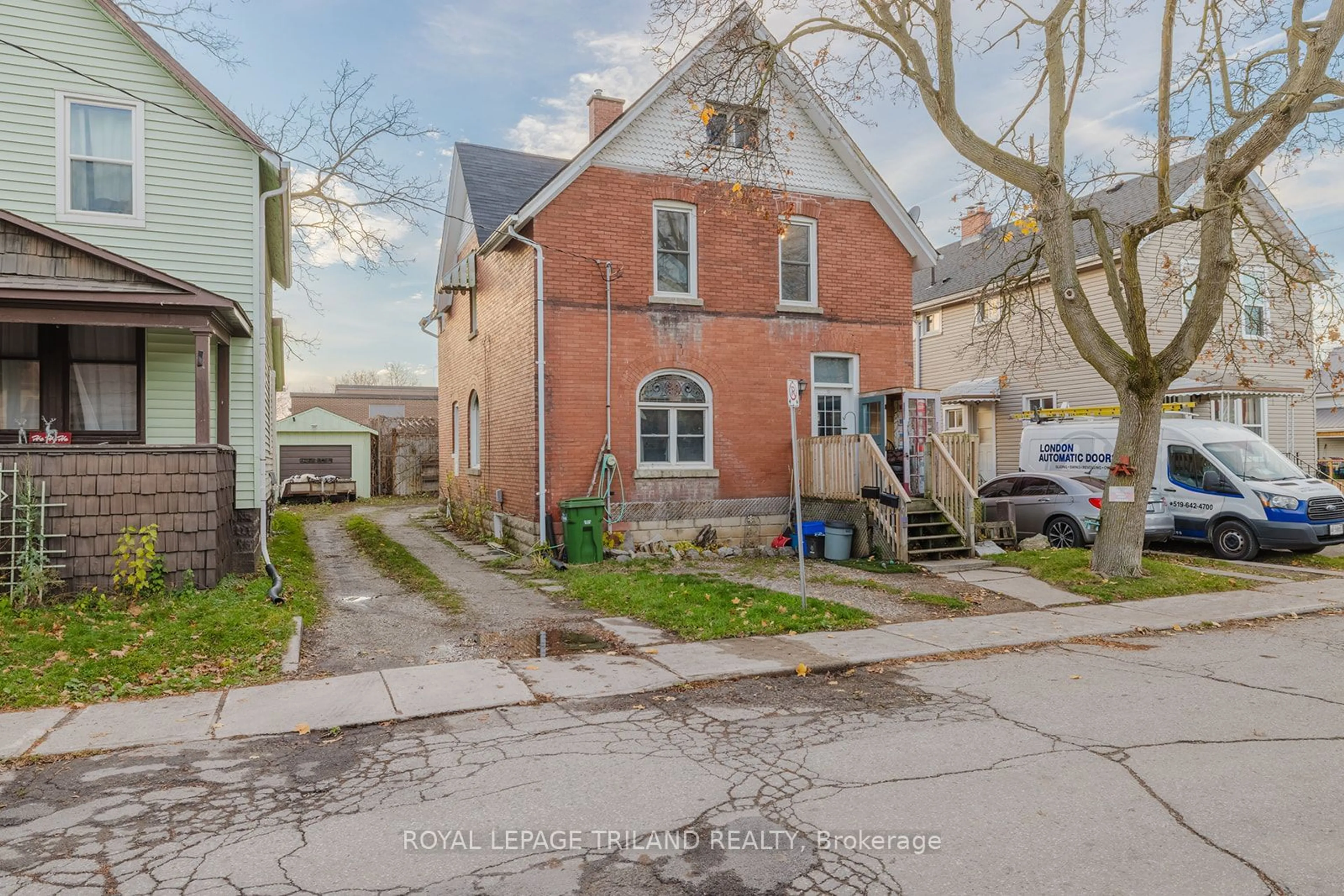 Frontside or backside of a home, the street view for 32 Mary St, St. Thomas Ontario N5P 2S5