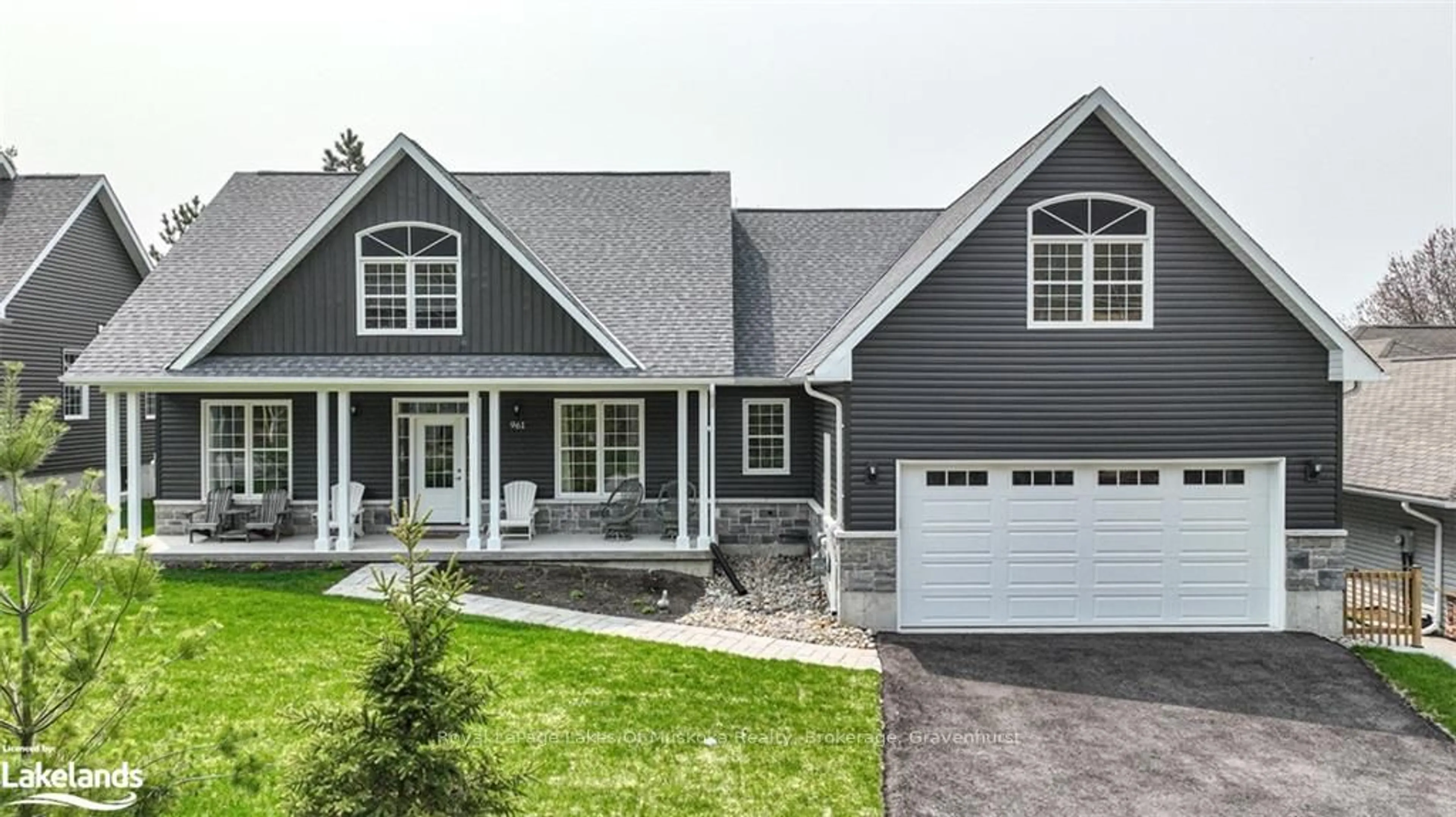 Home with vinyl exterior material, street for 961 MUSKOKA BEACH Rd, Gravenhurst Ontario P1P 1A3