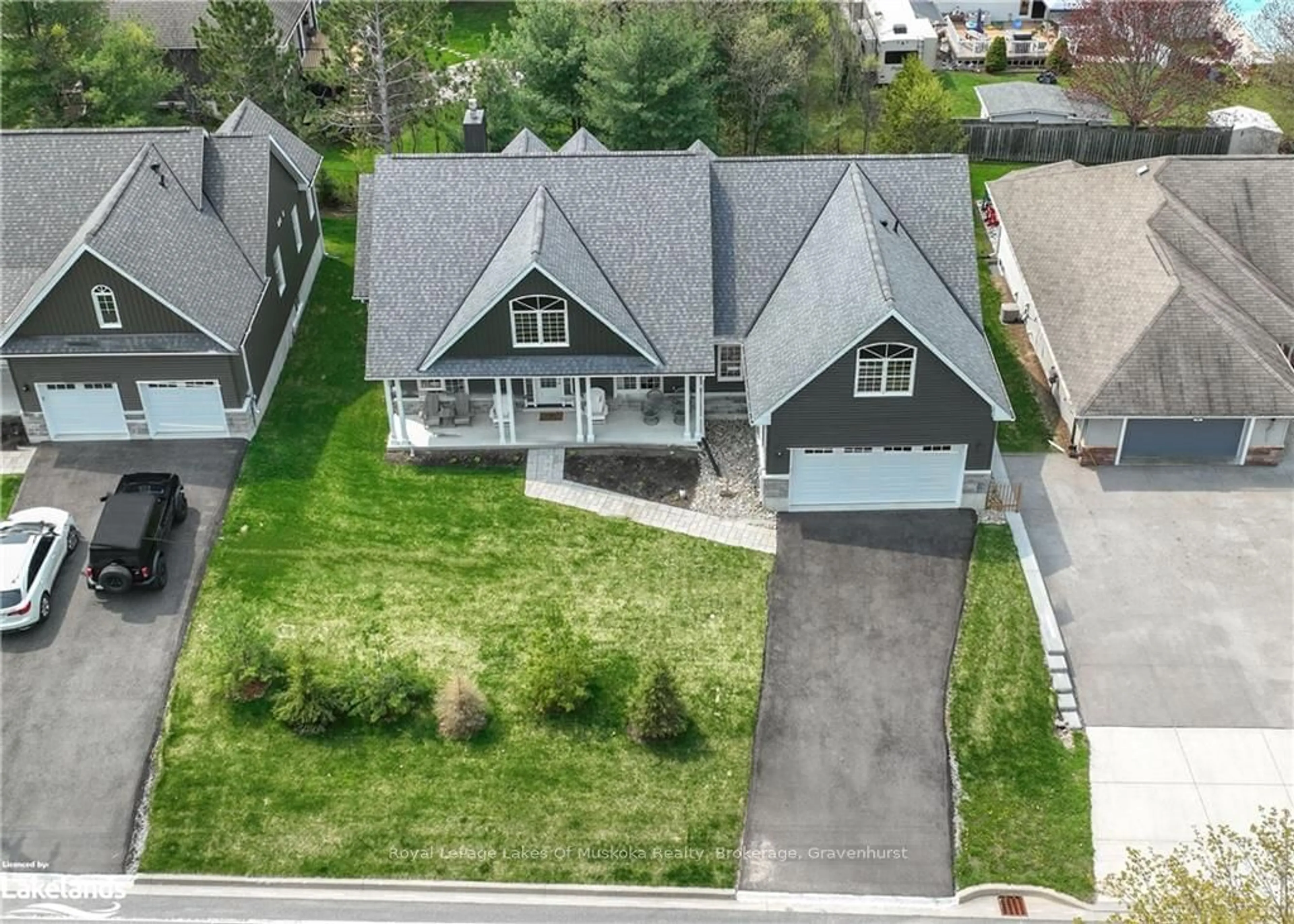 A pic from outside/outdoor area/front of a property/back of a property/a pic from drone, street for 961 MUSKOKA BEACH Rd, Gravenhurst Ontario P1P 1A3