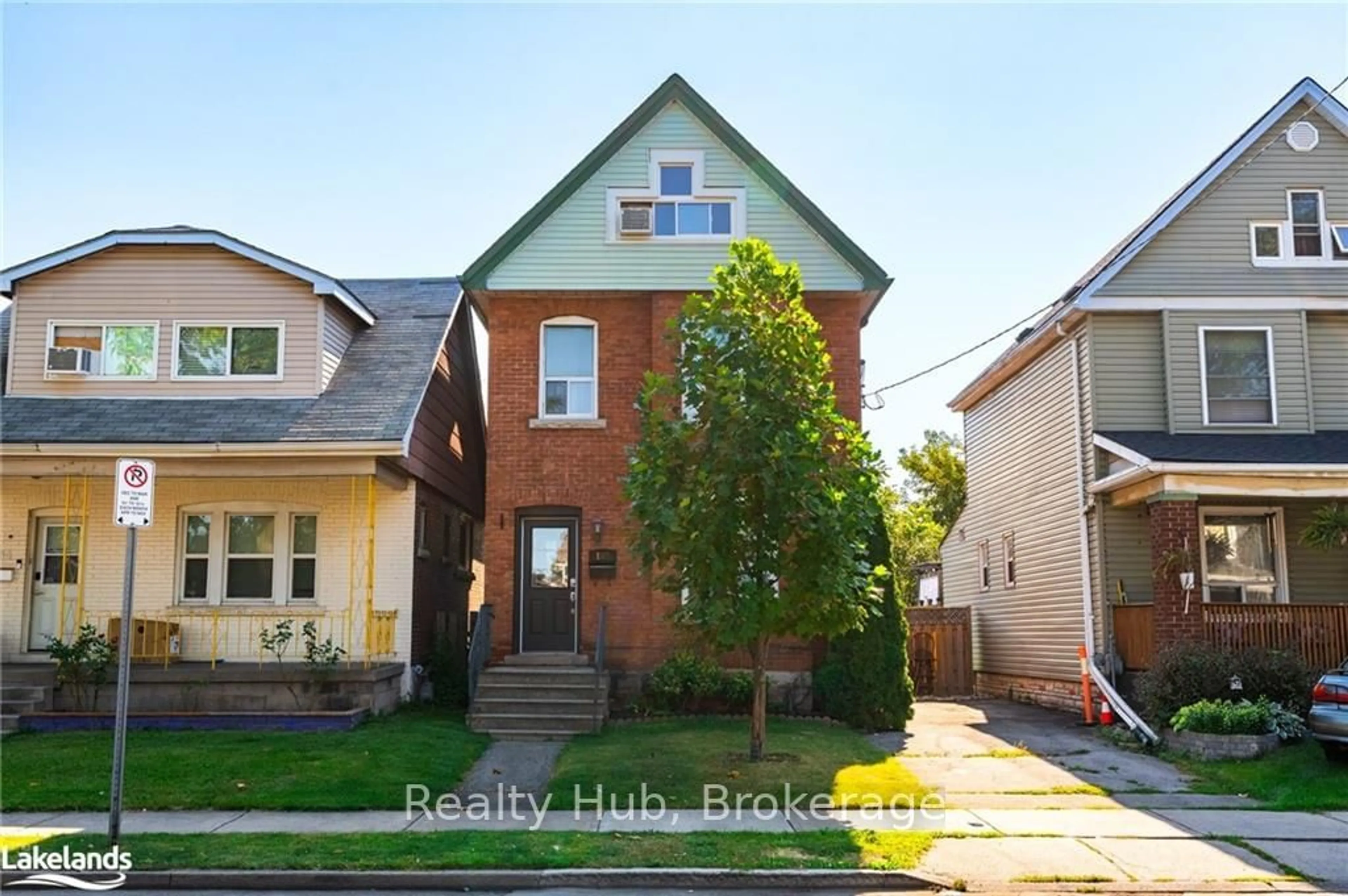 Frontside or backside of a home, the street view for 162 AVONDALE St, Hamilton Ontario L8L 7C2