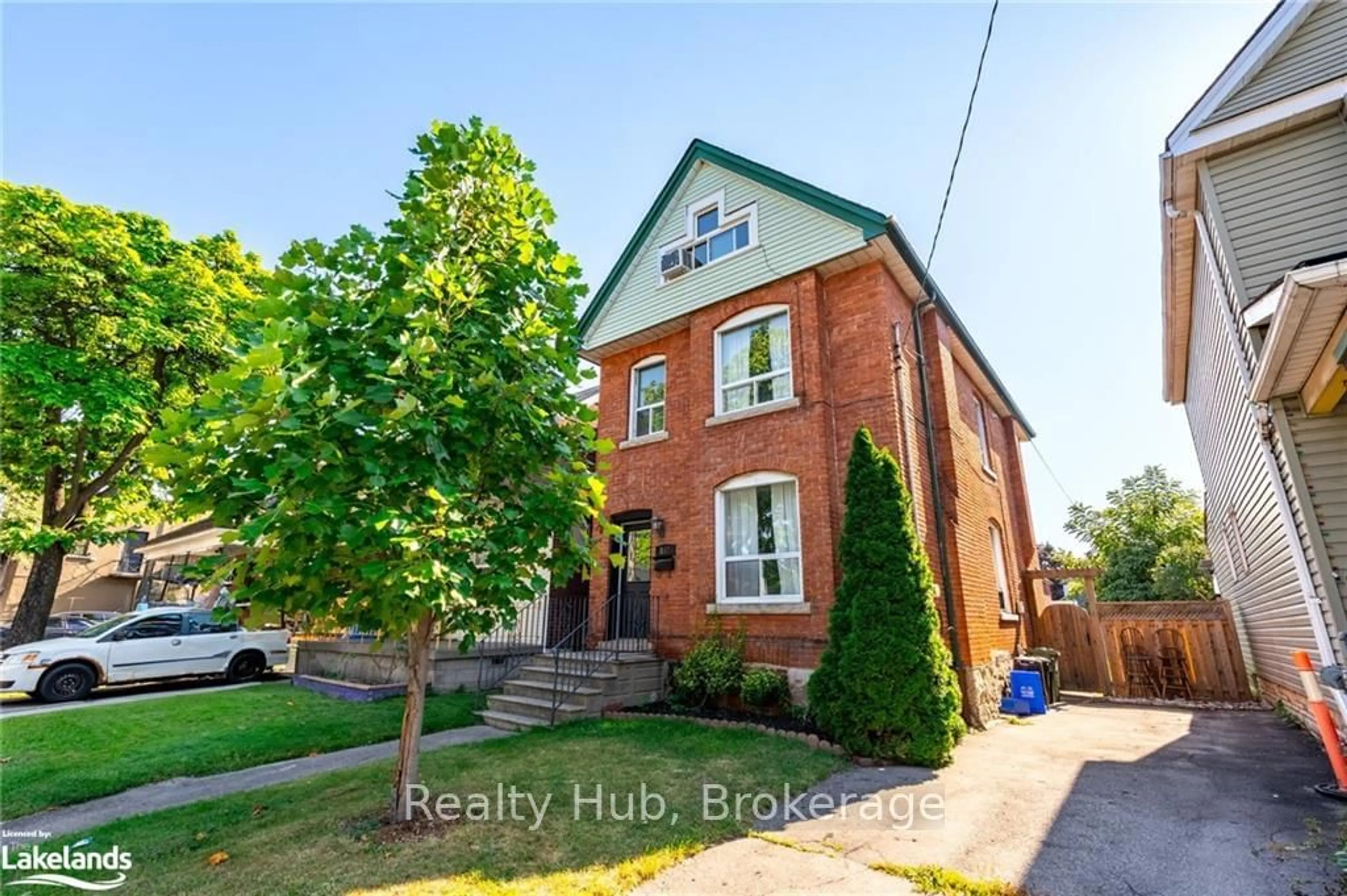 A pic from exterior of the house or condo, the street view for 162 AVONDALE St, Hamilton Ontario L8L 7C2