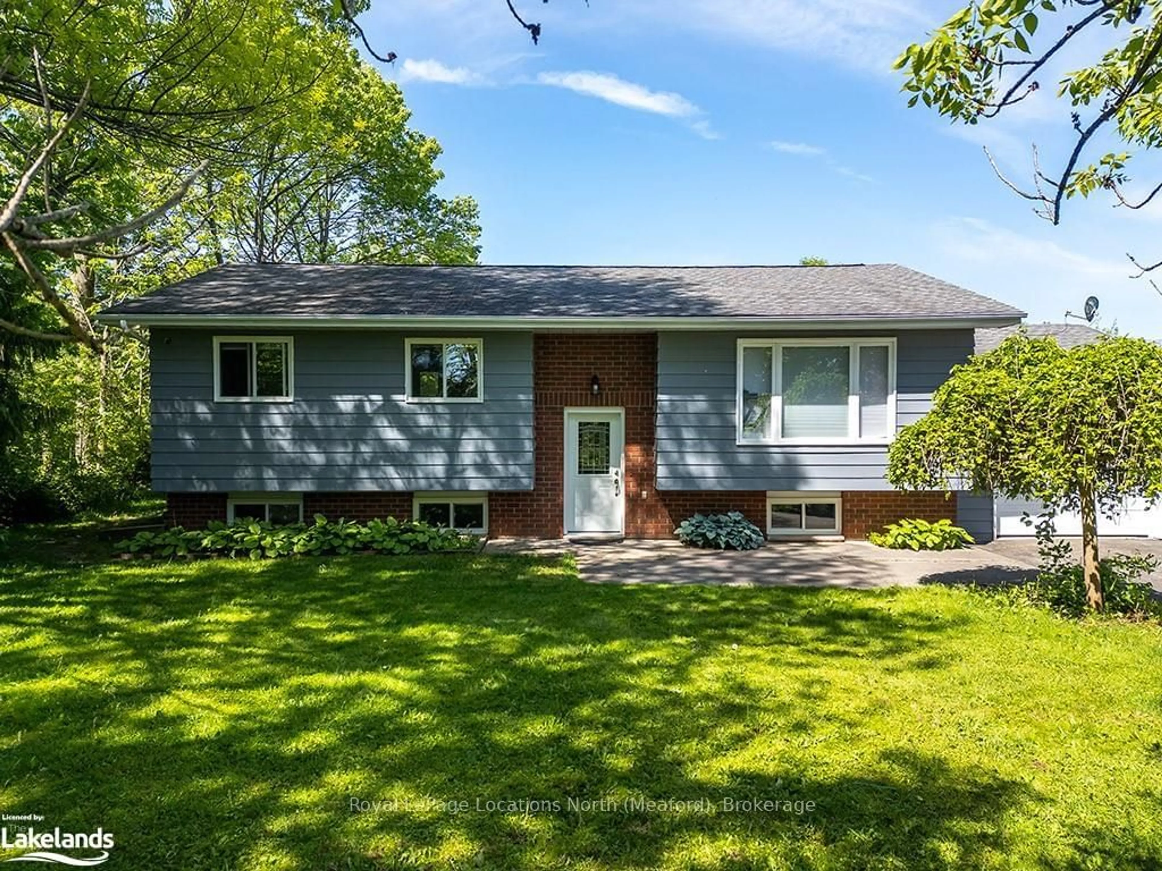 Frontside or backside of a home, cottage for 194 CENTRE St, Meaford Ontario N4L 1E8