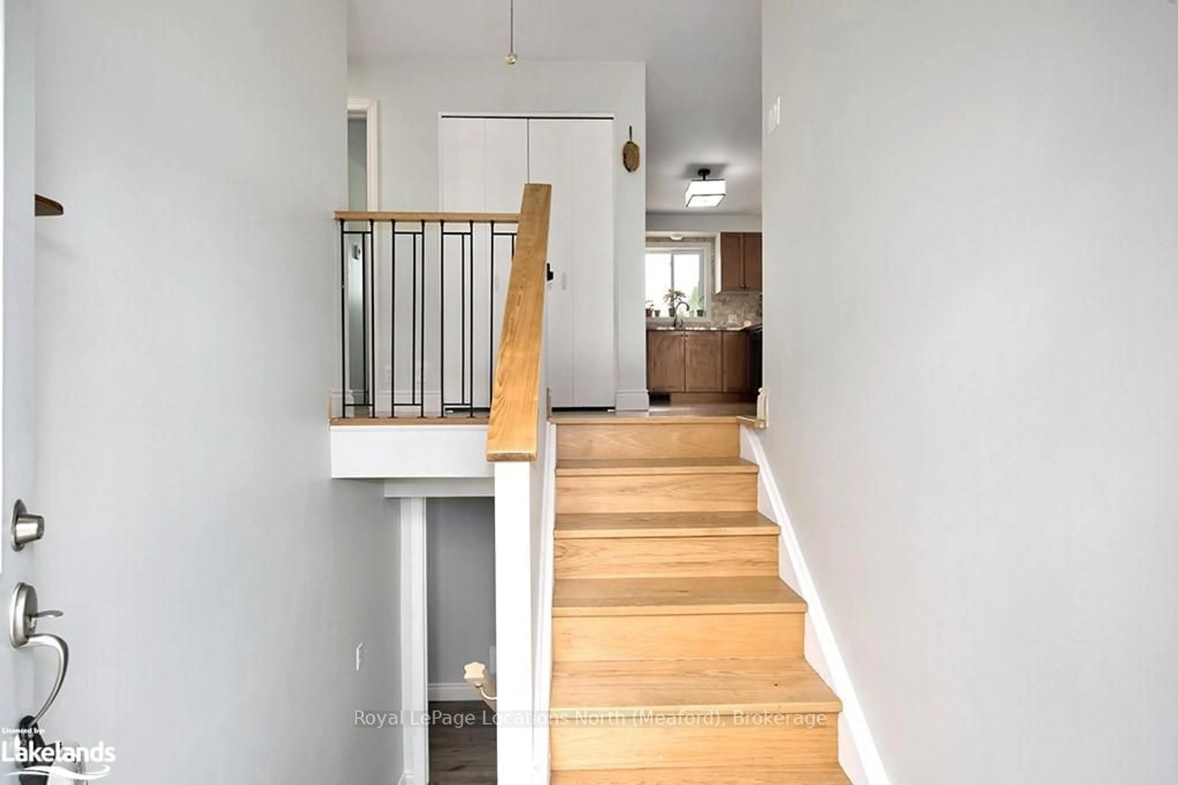 Indoor foyer, wood floors for 194 CENTRE St, Meaford Ontario N4L 1E8