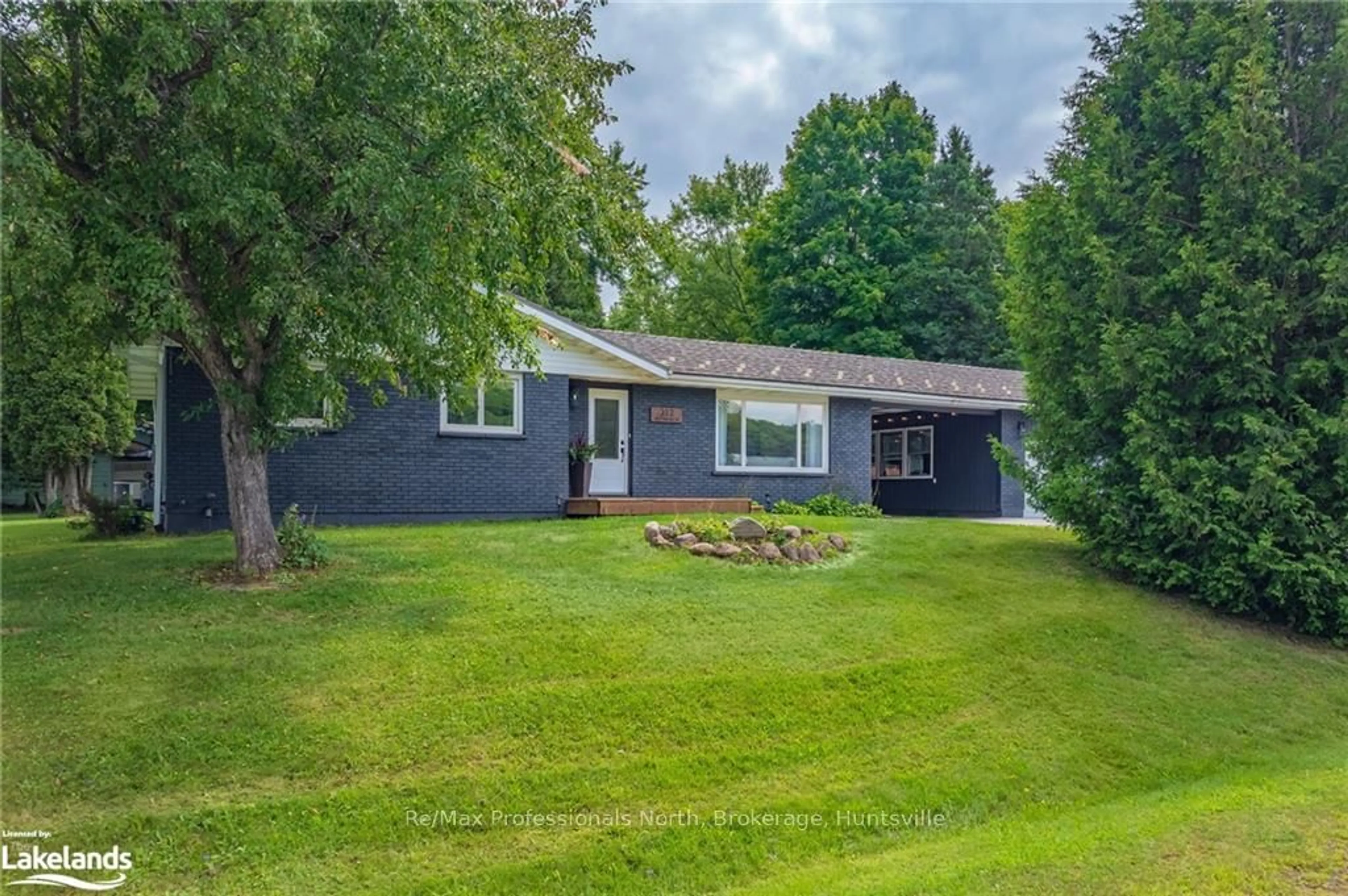 Frontside or backside of a home, cottage for 312 HUNTERS BAY Dr, Huntsville Ontario P1H 1N1