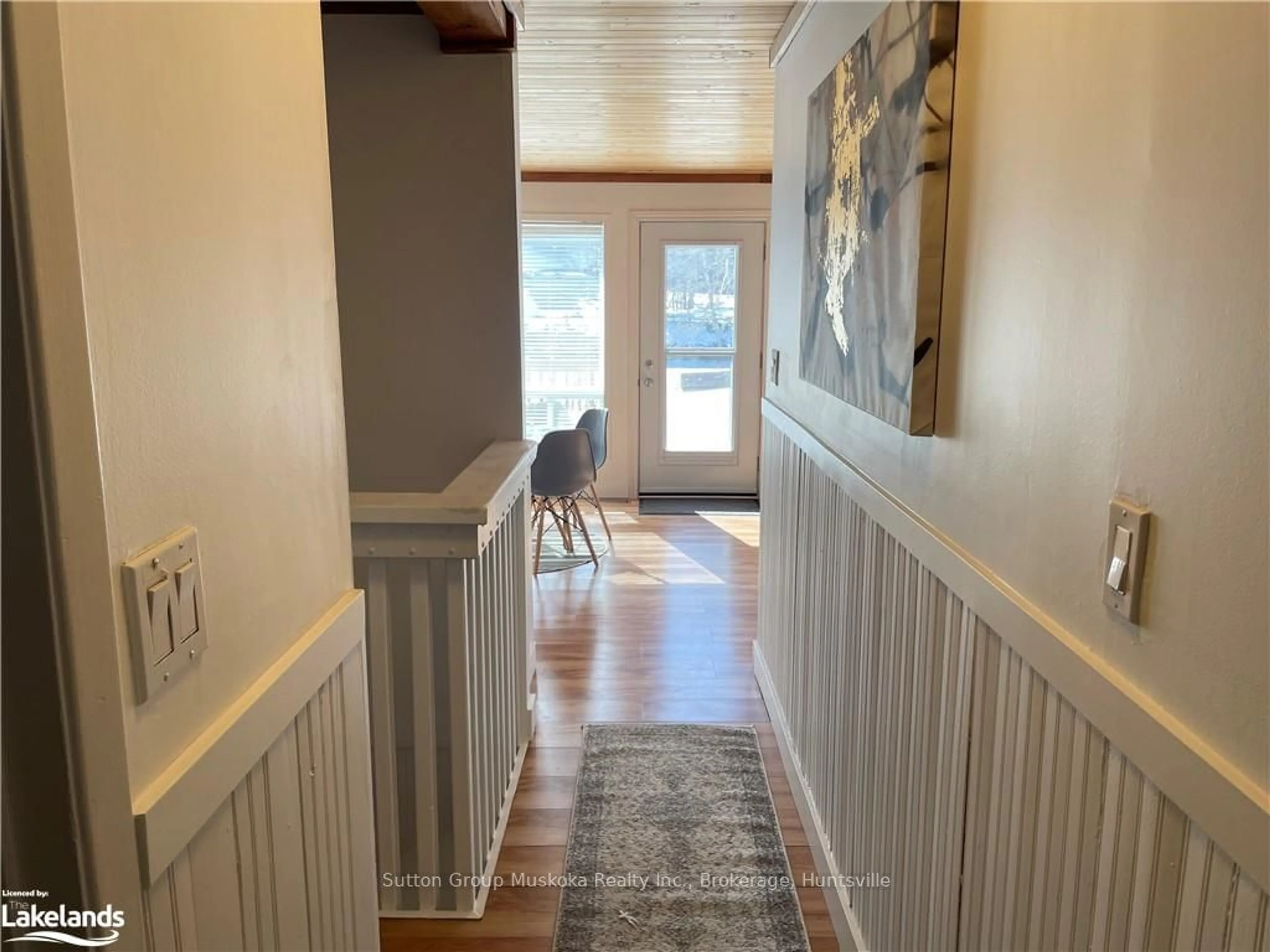 Indoor entryway, wood floors for 40 BRIDGEVIEW Lane, Huntsville Ontario P1H 2N5