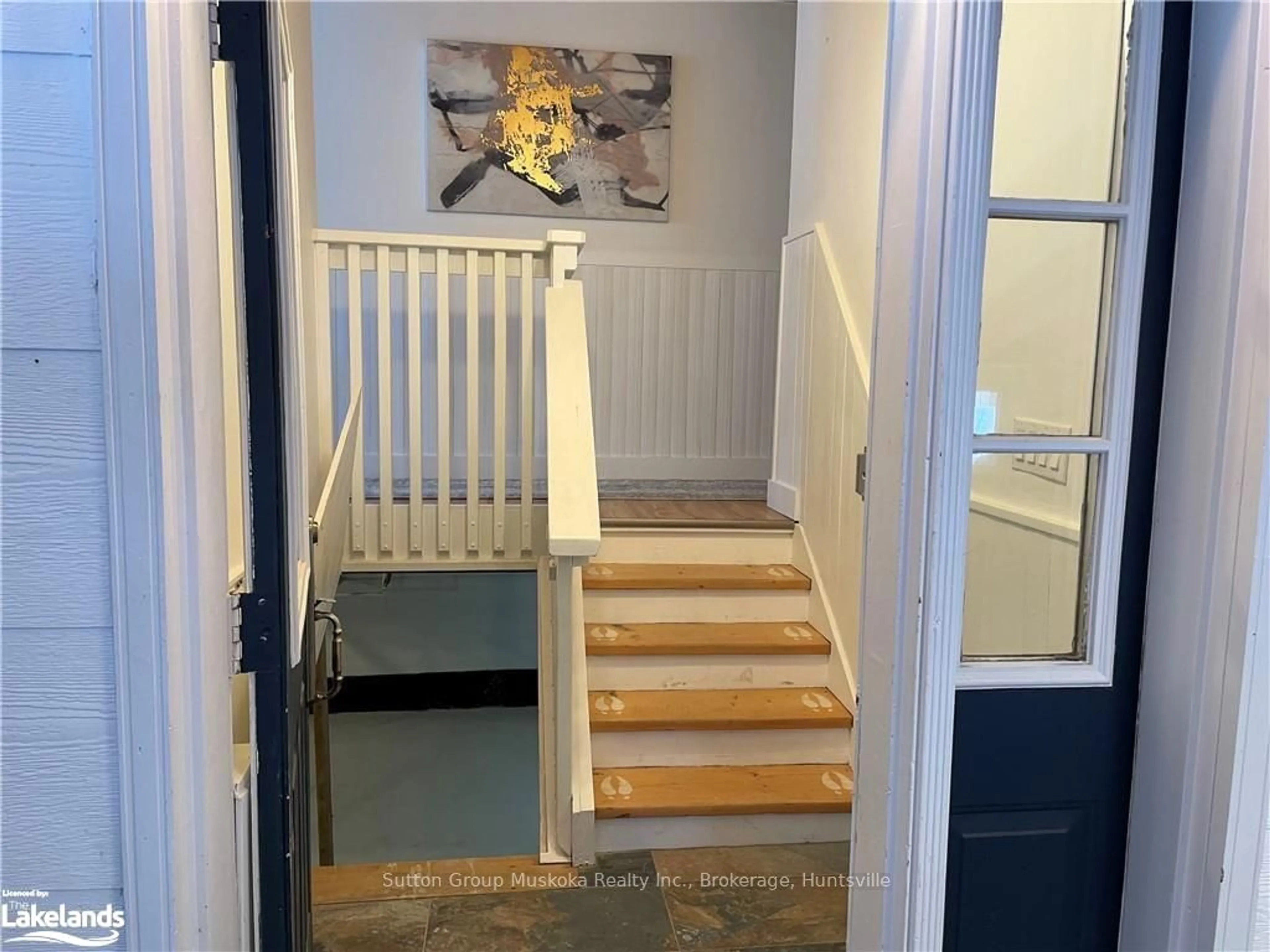 Indoor entryway, wood floors for 40 BRIDGEVIEW Lane, Huntsville Ontario P1H 2N5