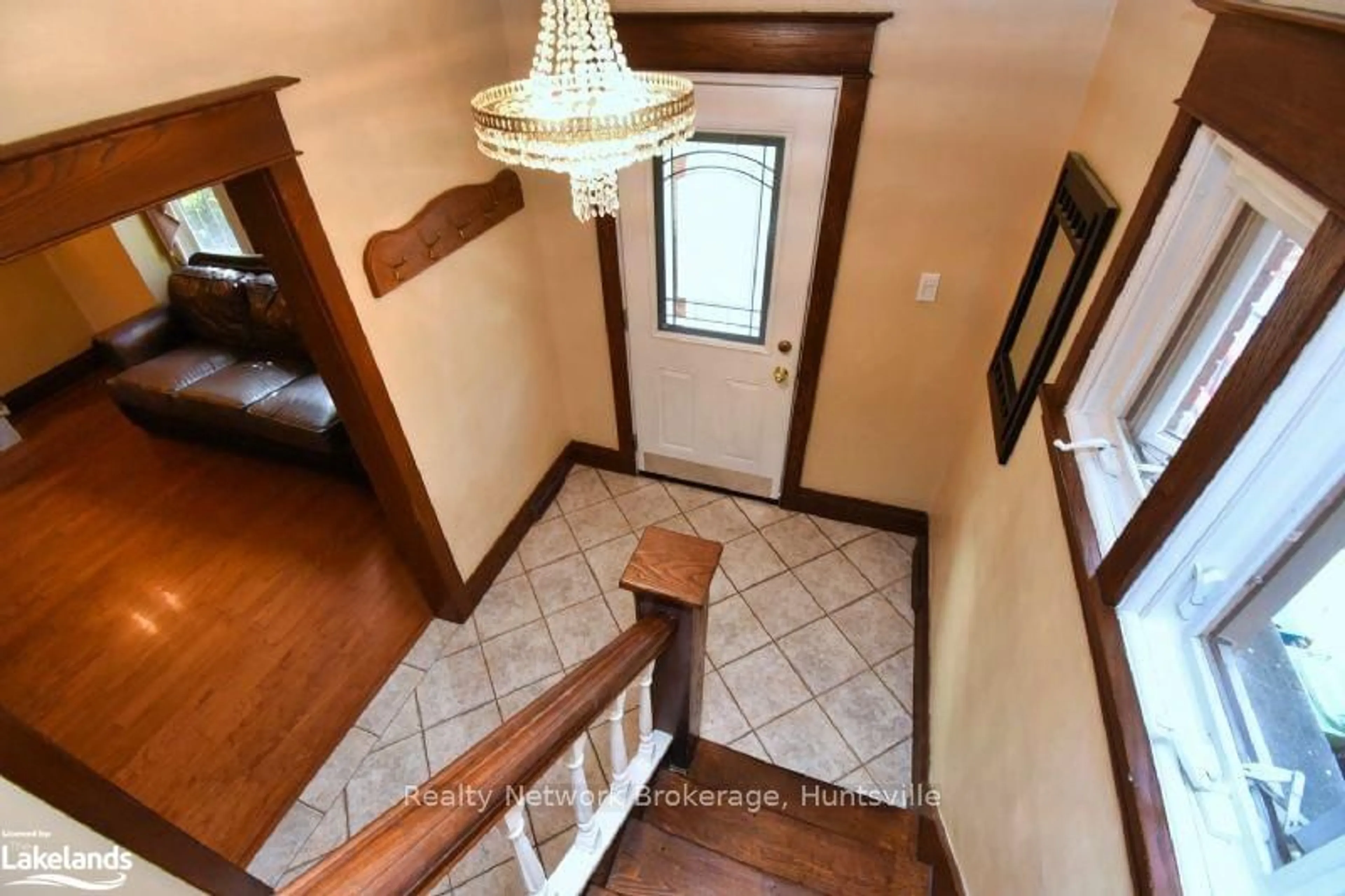 Indoor foyer, wood floors for 522 ABERDEEN Ave, Hamilton Ontario L8P 2S2