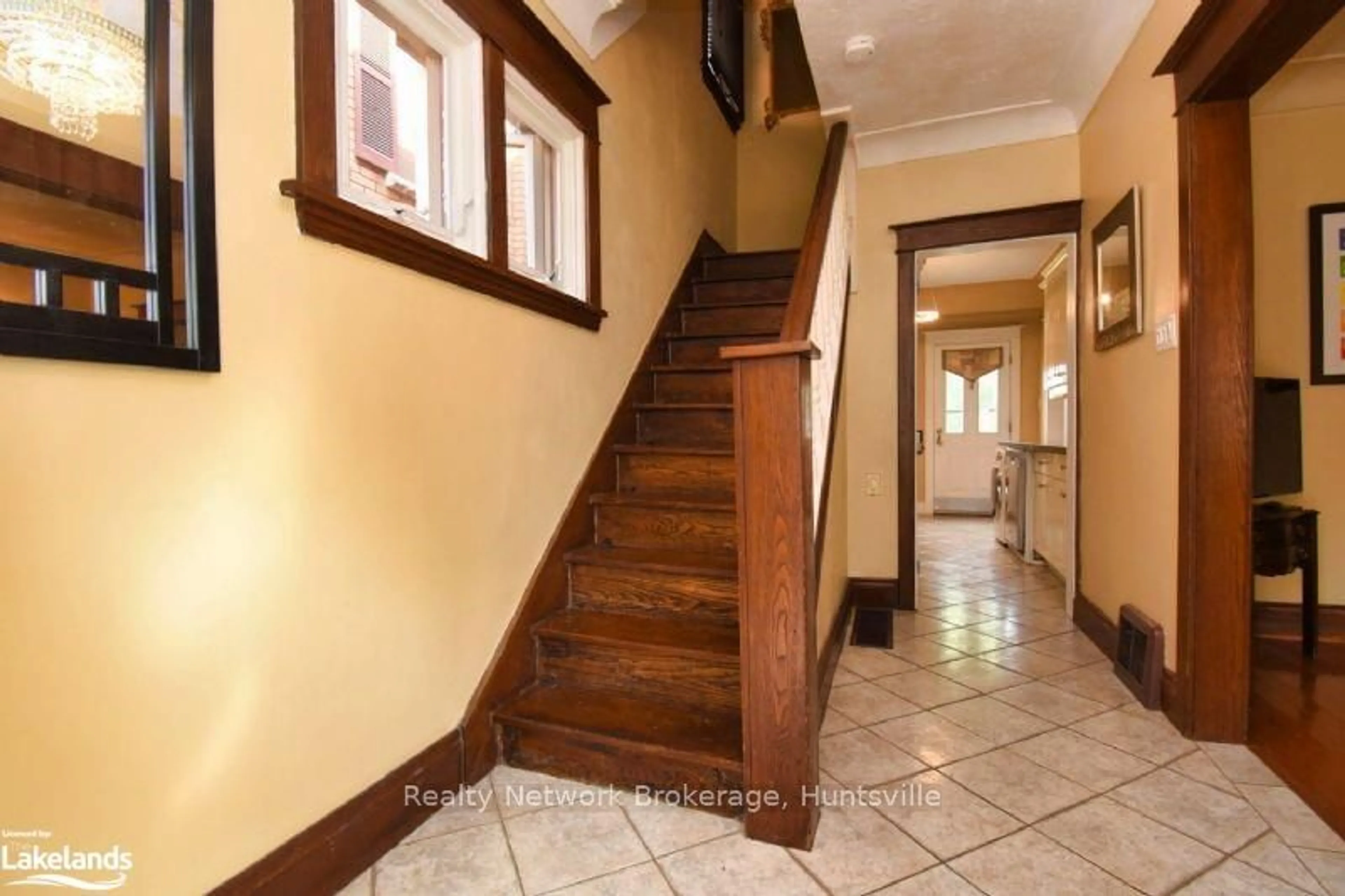 Indoor entryway, wood floors for 522 ABERDEEN Ave, Hamilton Ontario L8P 2S2