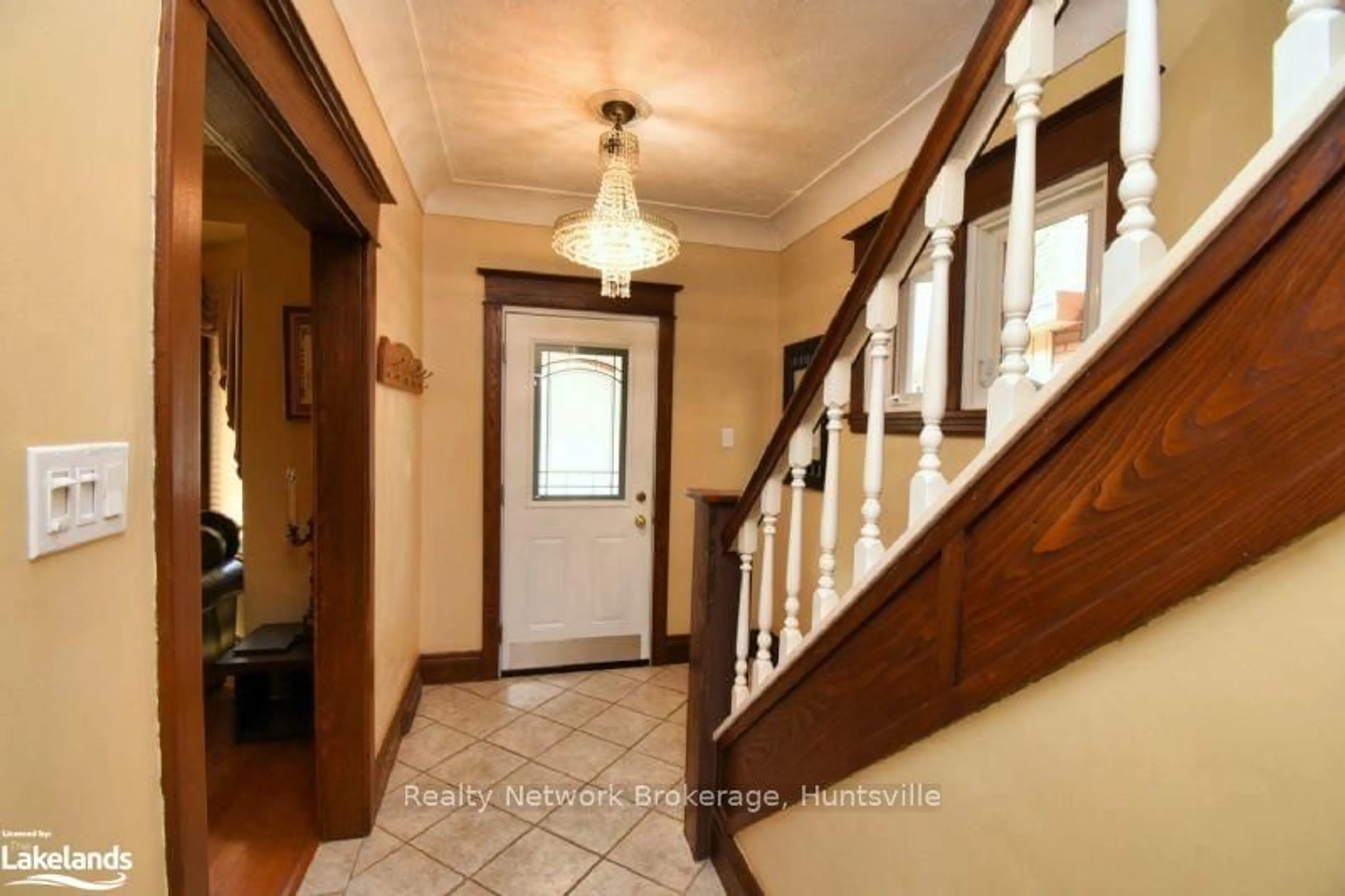 Indoor foyer, wood floors for 522 ABERDEEN Ave, Hamilton Ontario L8P 2S2