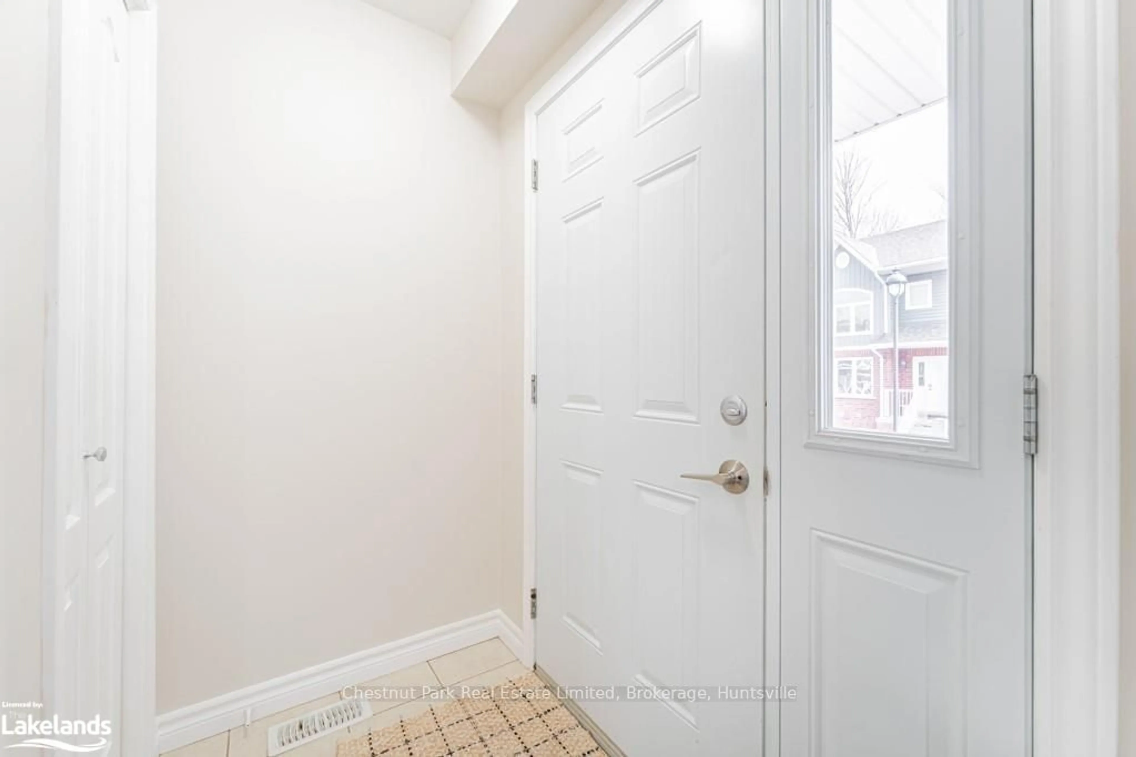 Indoor entryway, unknown floor for 37 SILVER St #15, Huntsville Ontario P1H 1M2