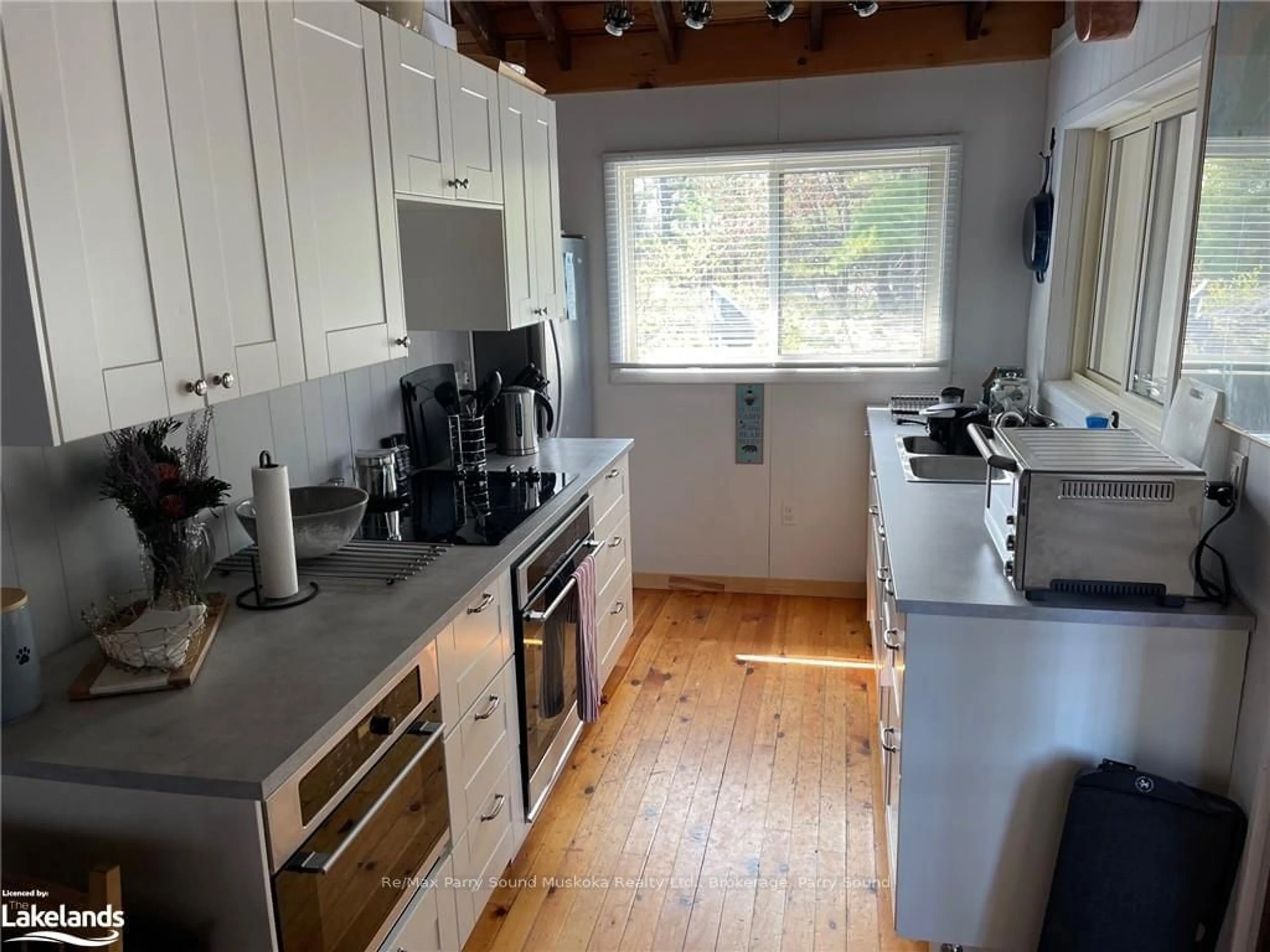 Standard kitchen, wood floors, cottage for 1260 GEORGIAN BAY, The Archipelago Ontario P0G 1K0