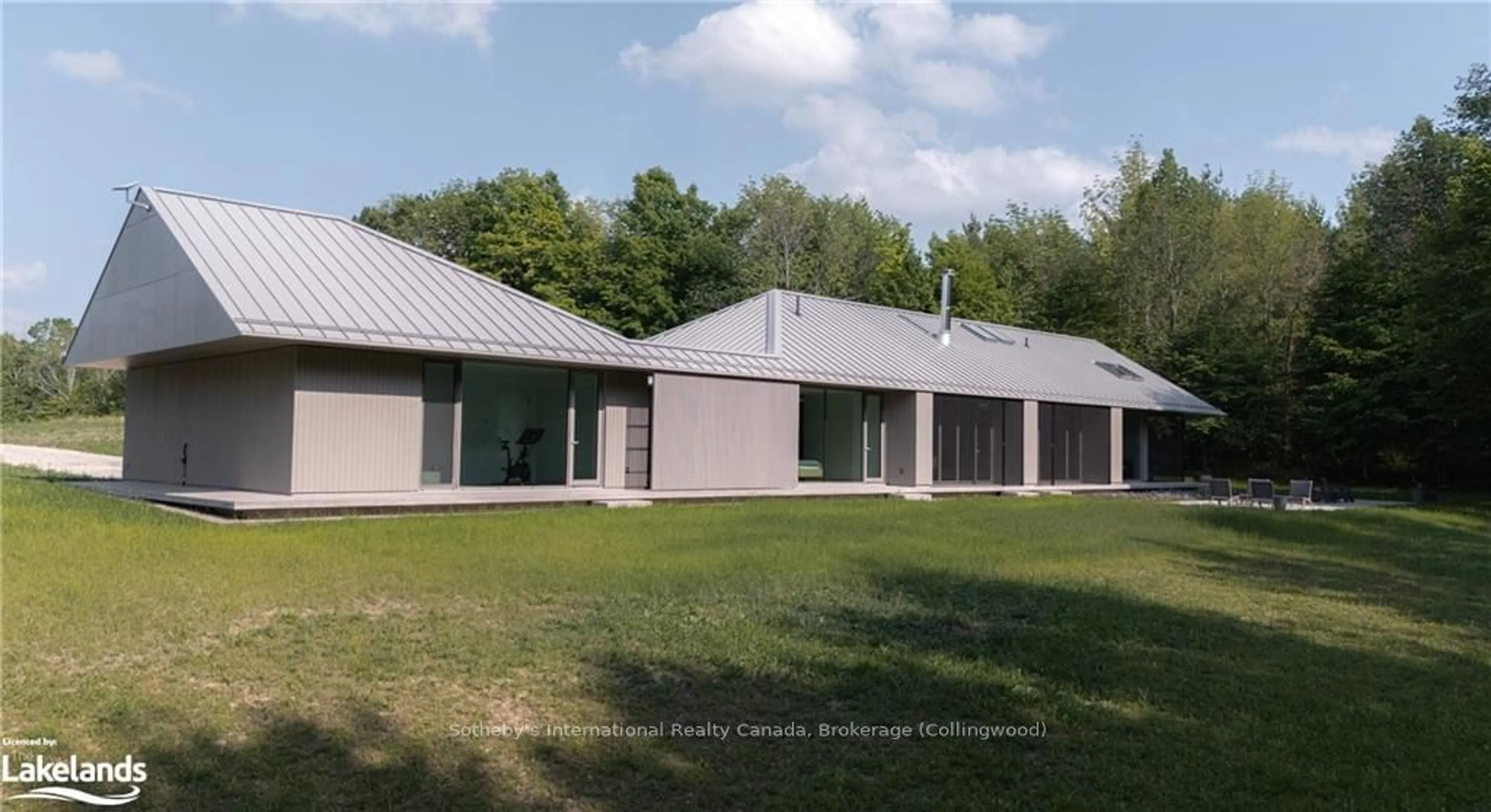 Home with vinyl exterior material for 395910 11TH Line, Blue Mountains Ontario N0H 1J0