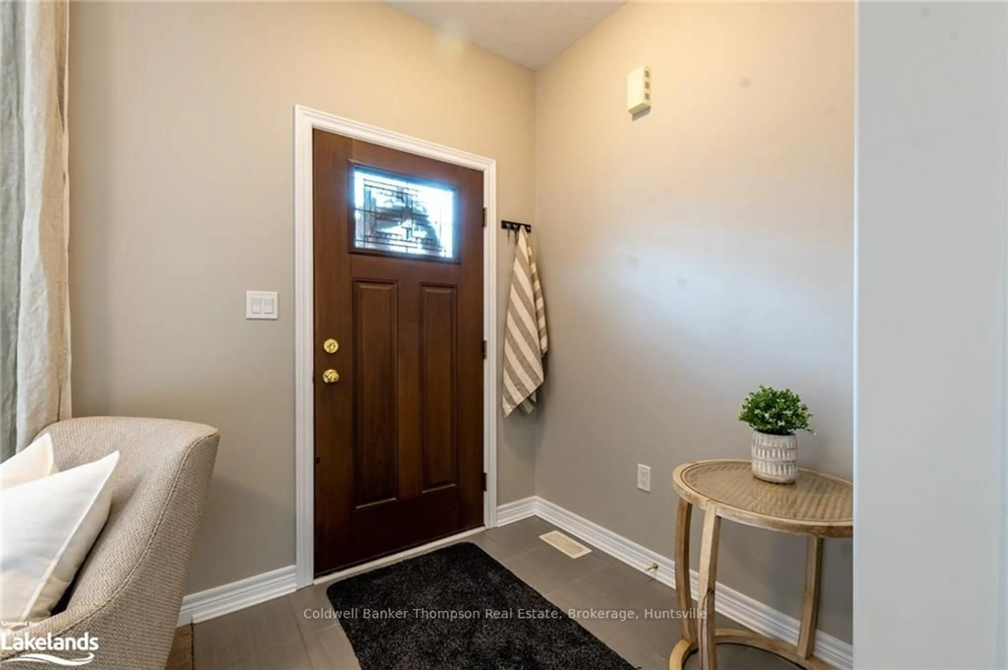 Indoor entryway, wood floors for 27 SERENITY PLACE Cres, Huntsville Ontario P1H 0C4