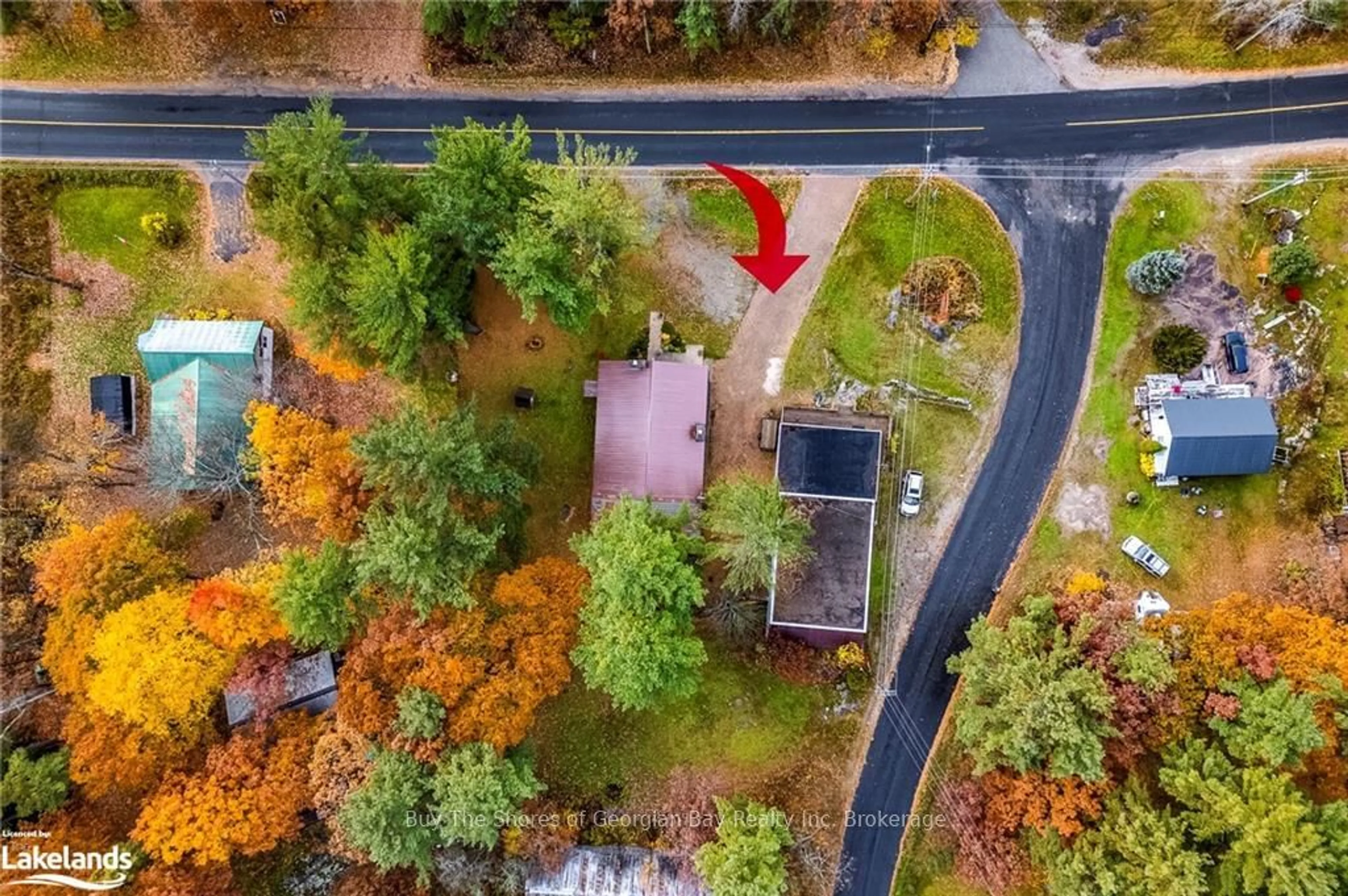 A pic from exterior of the house or condo, the street view for 2512 HONEY HARBOUR Rd, Georgian Bay Ontario P0E 1E0