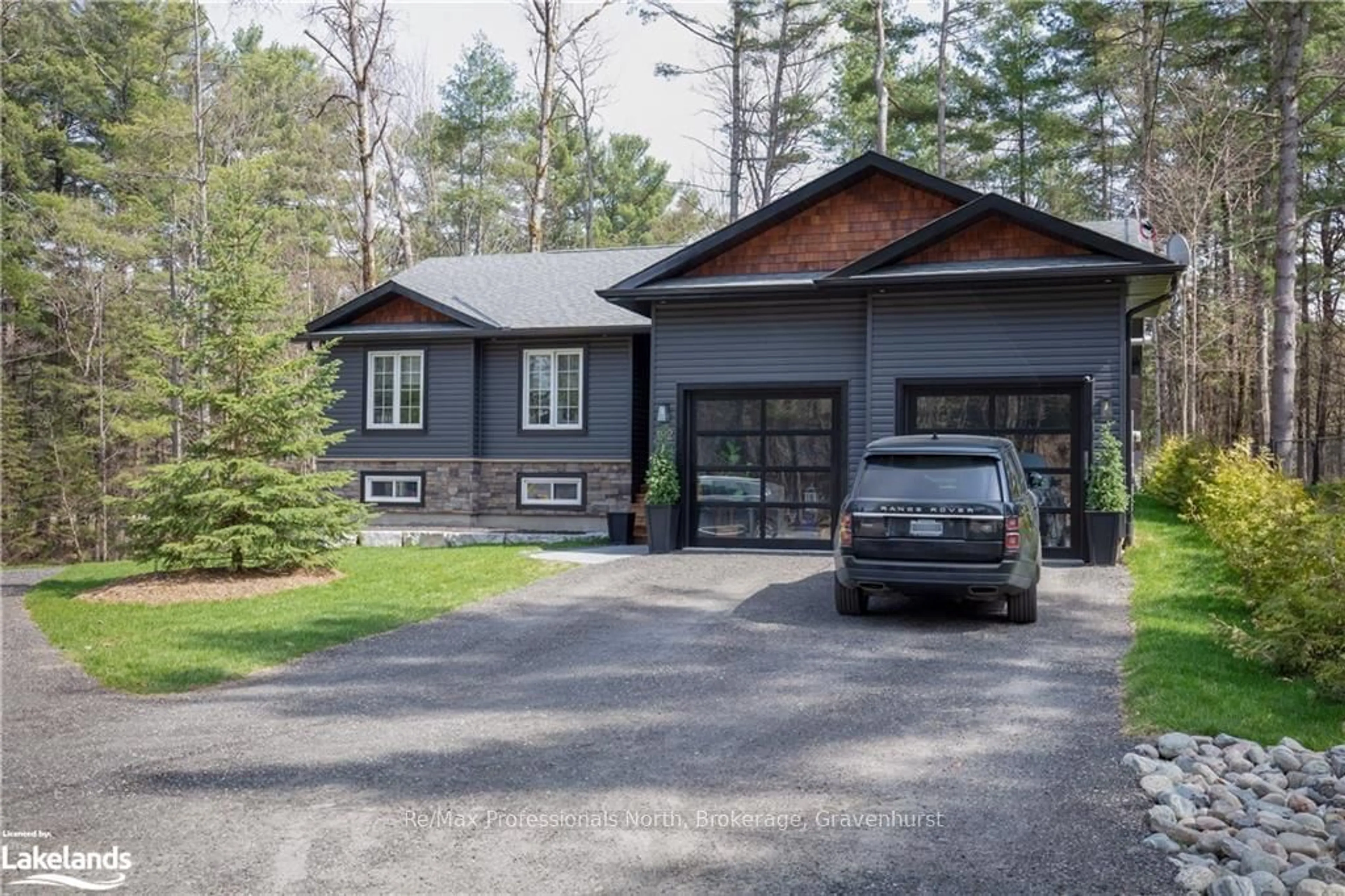 Indoor garage, wood floors for 1043 FLEMING Dr, Gravenhurst Ontario P0E 1G0