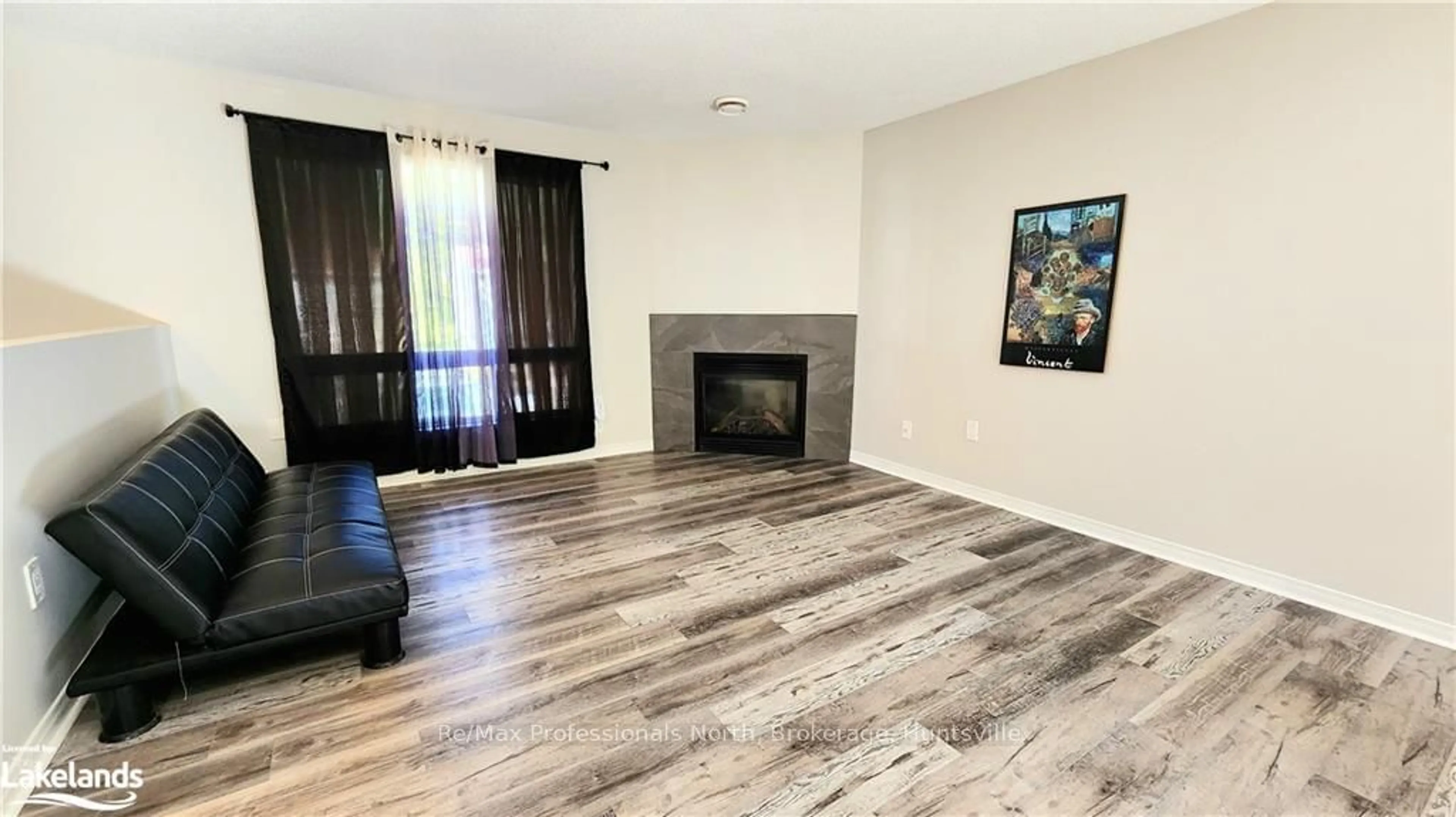 Living room, wood floors for 200 PINE St #33, Bracebridge Ontario P1L 2H9