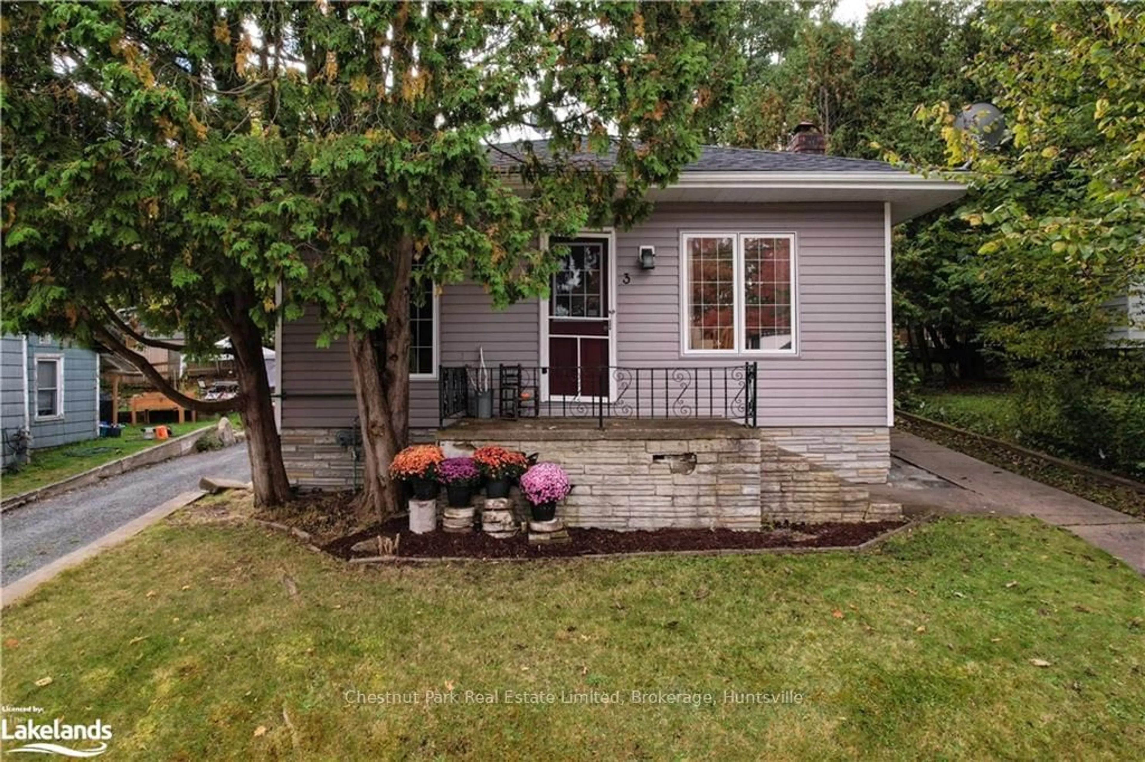 Patio, cottage for 3 CORA St, Huntsville Ontario P1H 1T5