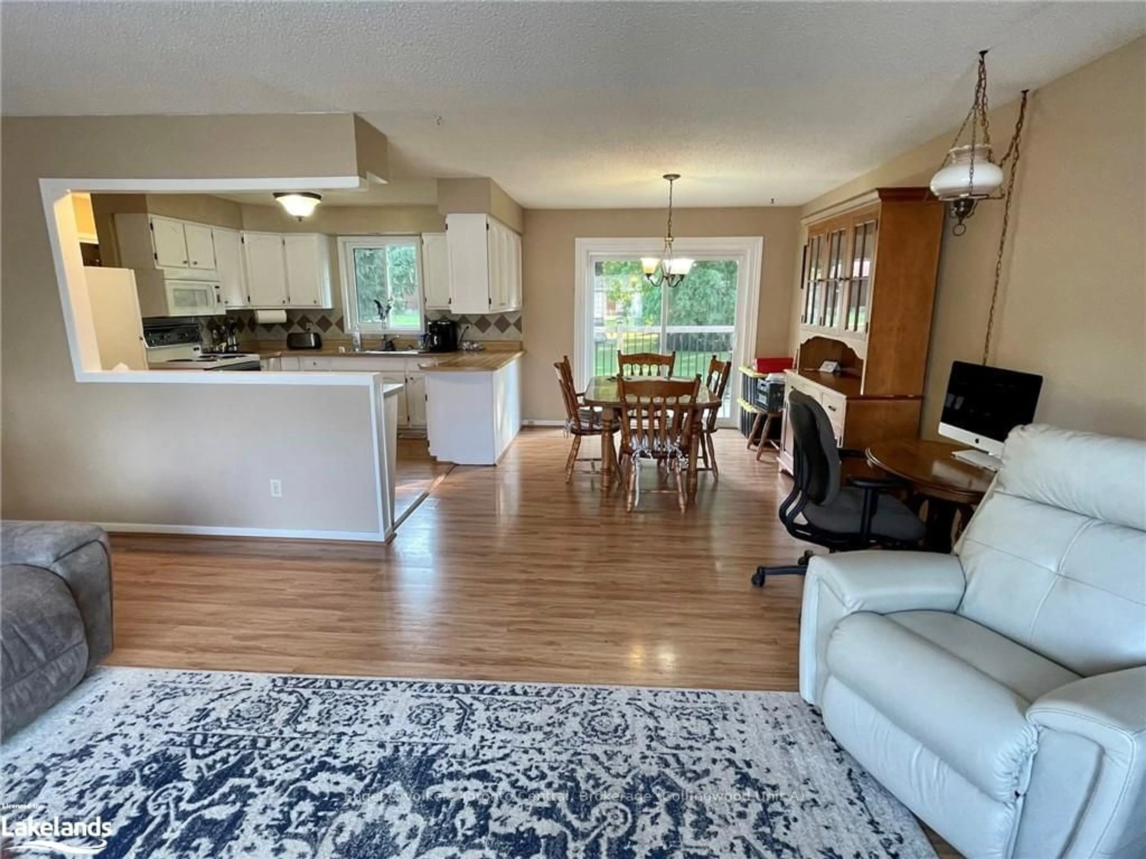 Open concept kitchen for 33 CENTENNIAL HEIGHTS Crt, Meaford Ontario N4L 1E5