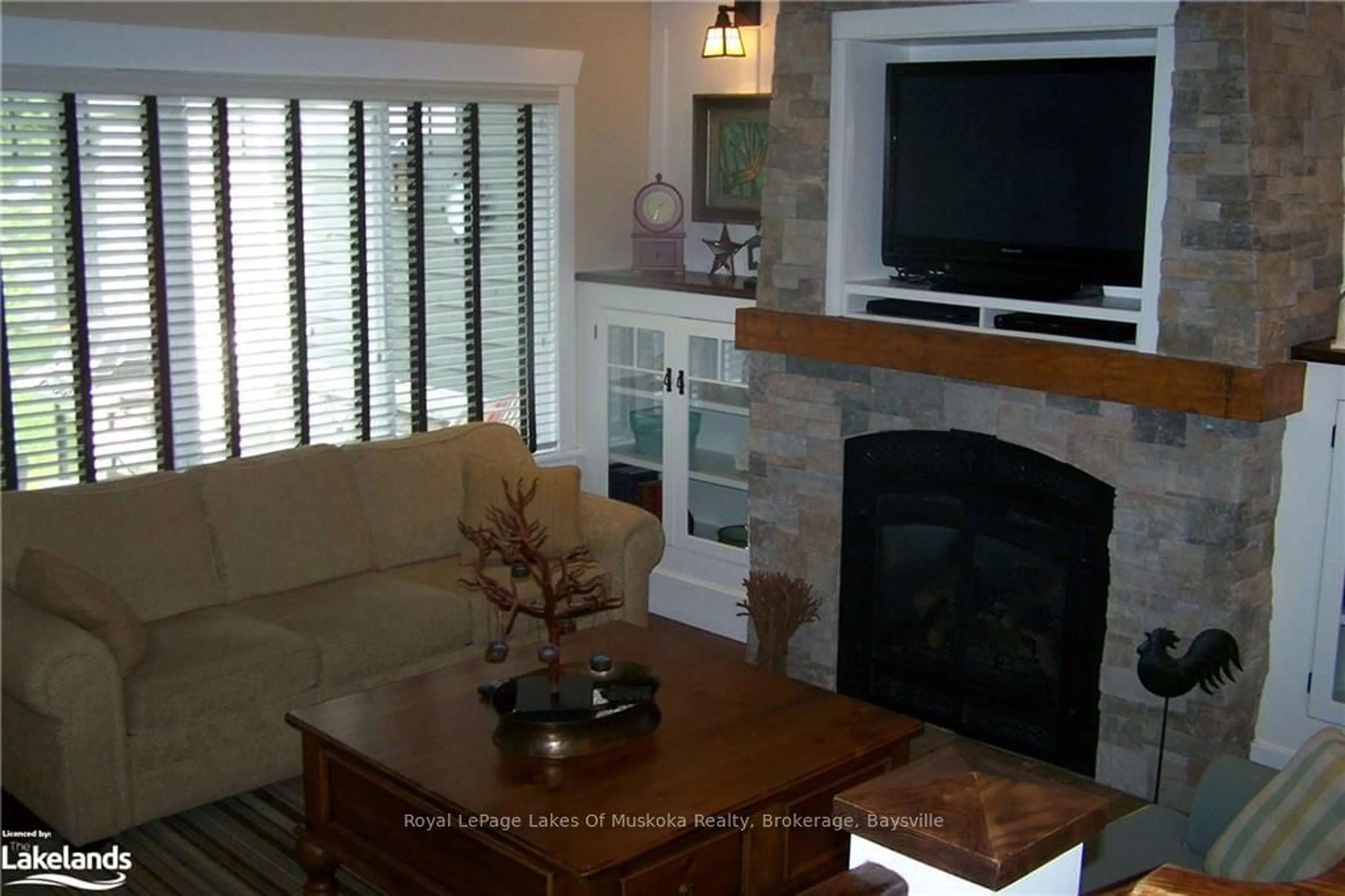 Living room, wood floors for 1020 BIRCH GLEN Rd, Lake of Bays Ontario P0B 1A0