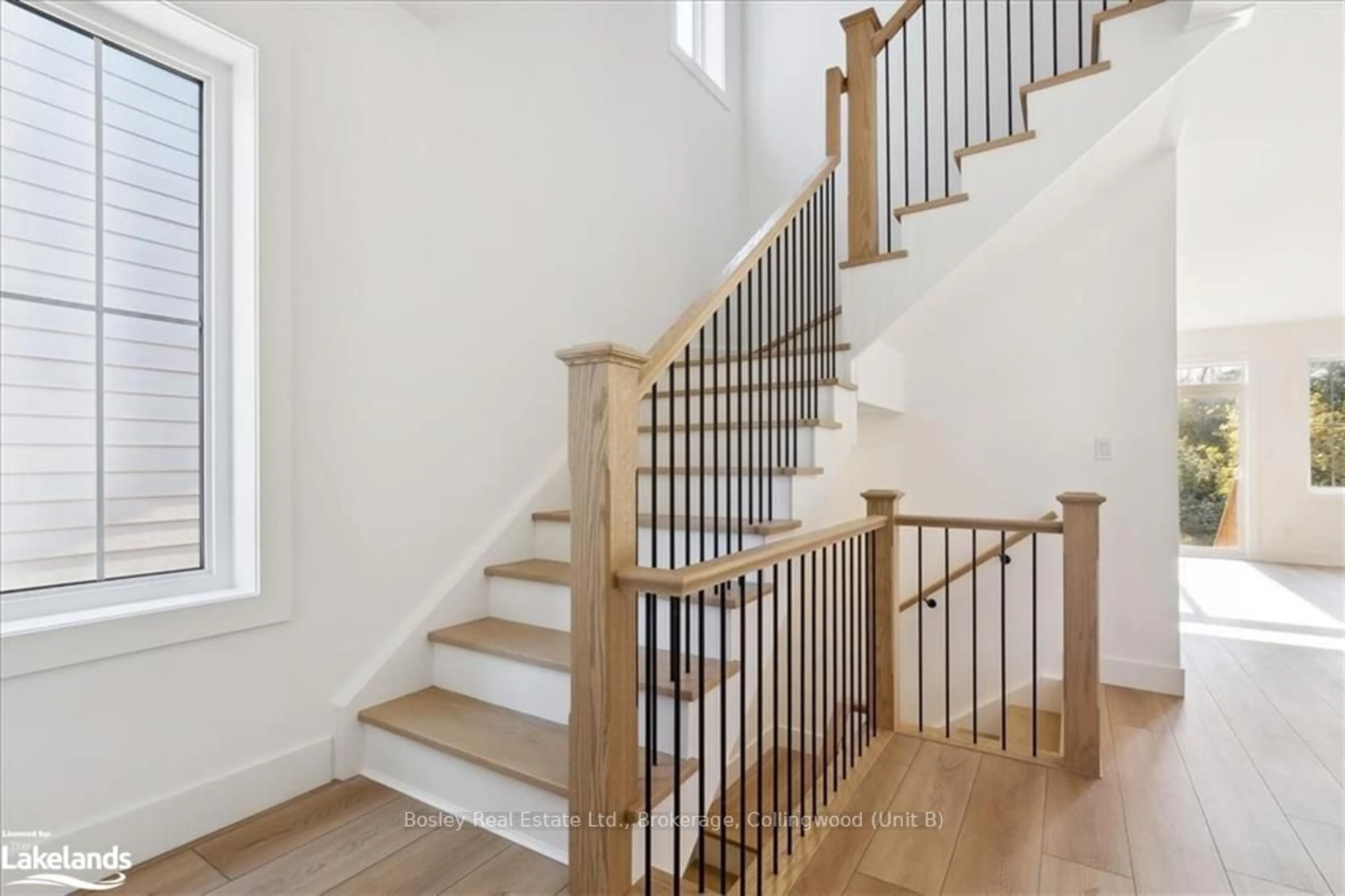 Stairs for 131 WHITE OAK Cres, Blue Mountains Ontario L9Y 0Z3