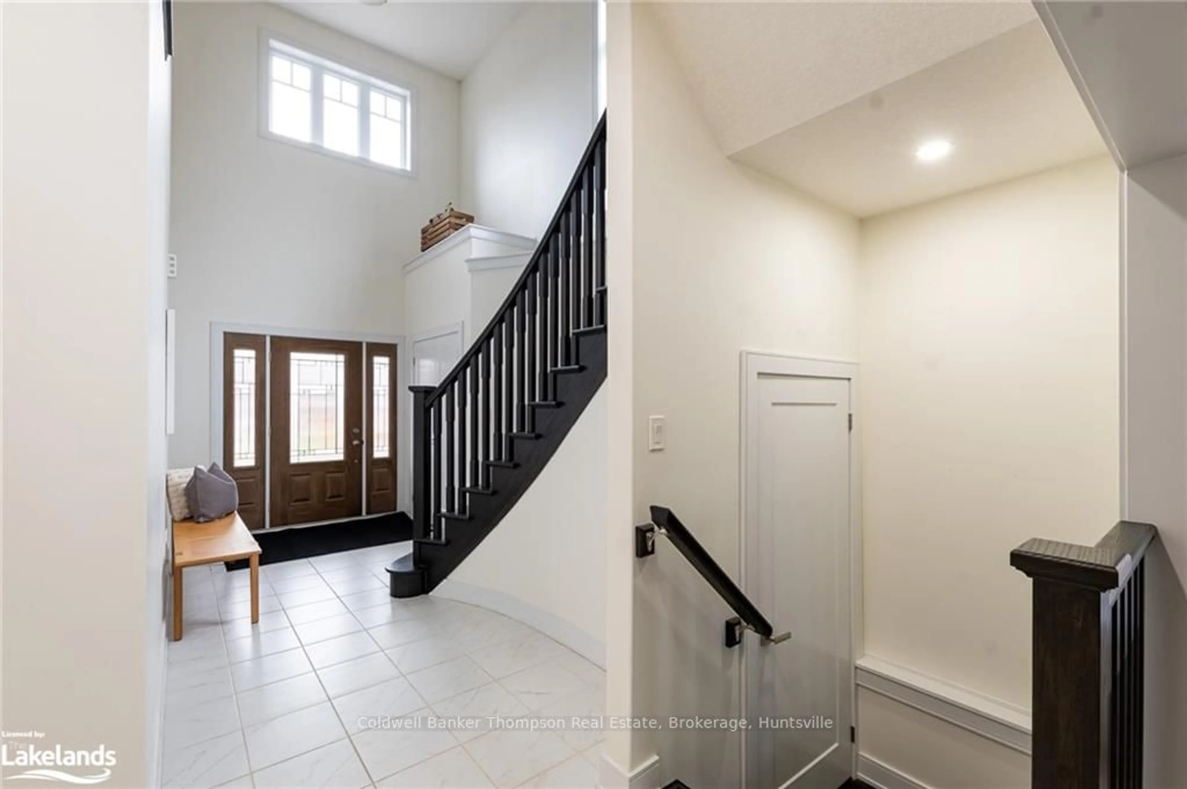 Indoor foyer, wood floors for 33 WOODSTREAM Dr, Huntsville Ontario P1H 0B7