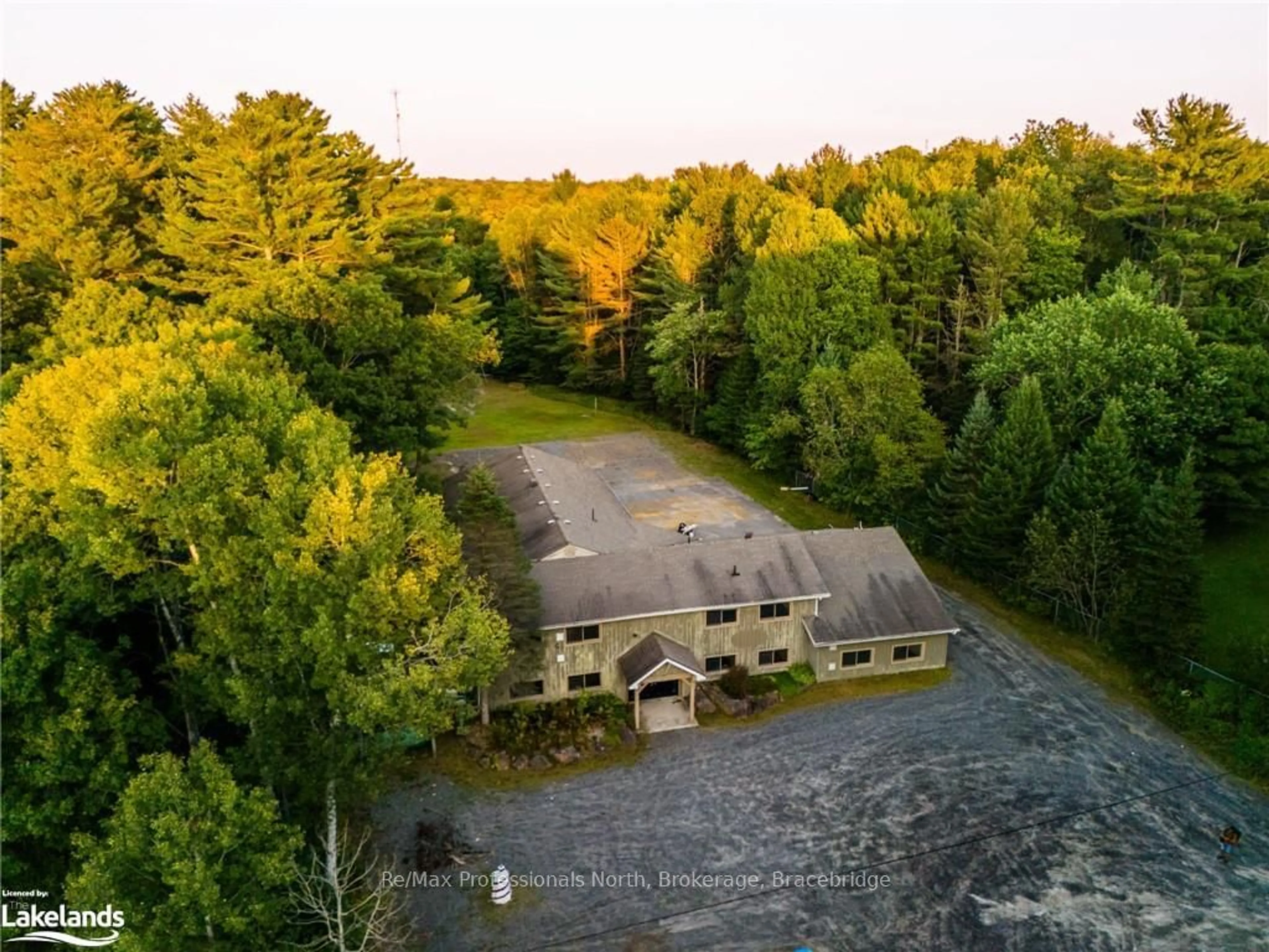 A pic from exterior of the house or condo, cottage for 2483 OLD MUSKOKA Rd, Huntsville Ontario P0B 1M0