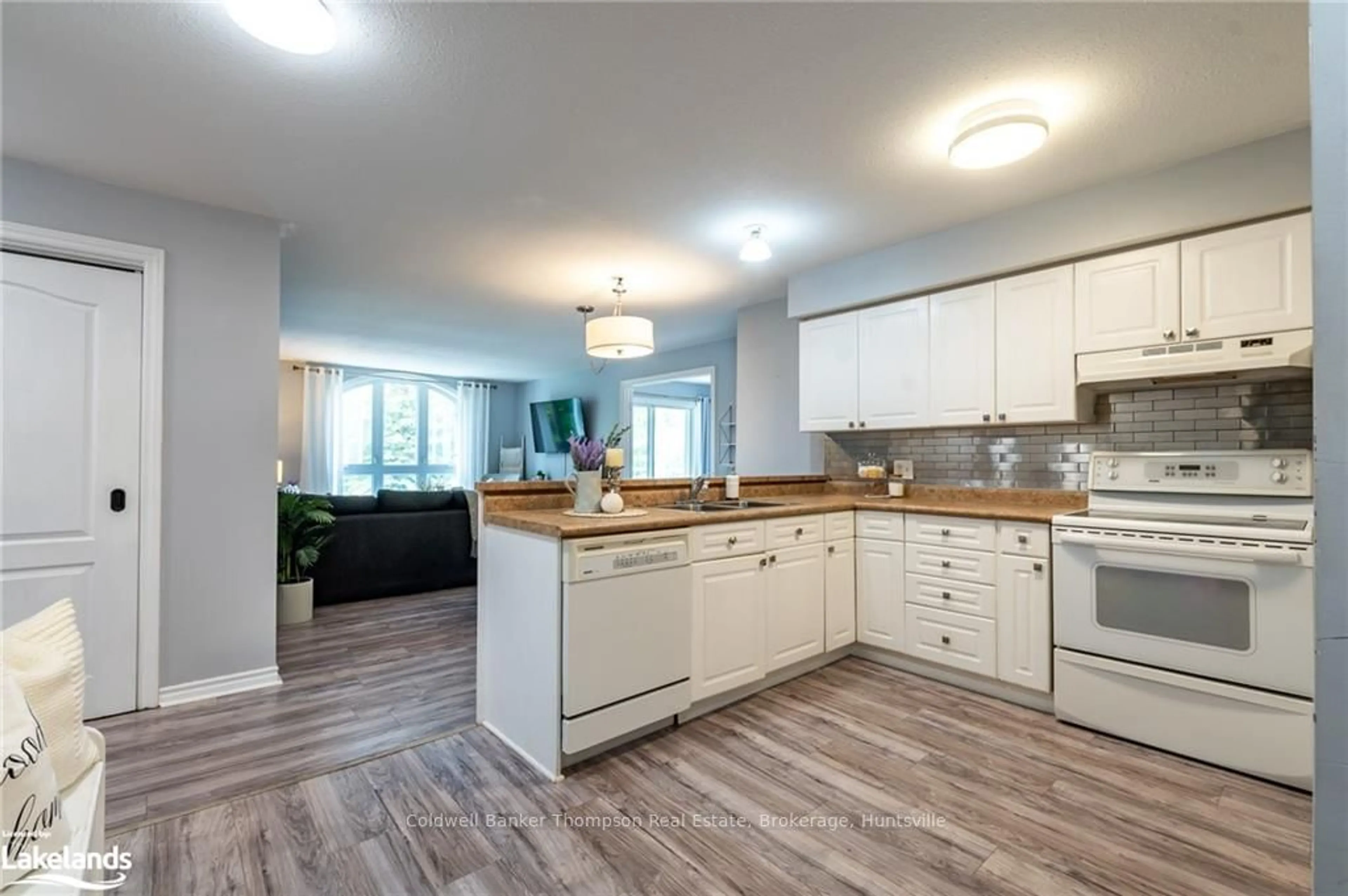 Open concept kitchen for 31 DAIRY Lane #307, Huntsville Ontario P1H 2L7