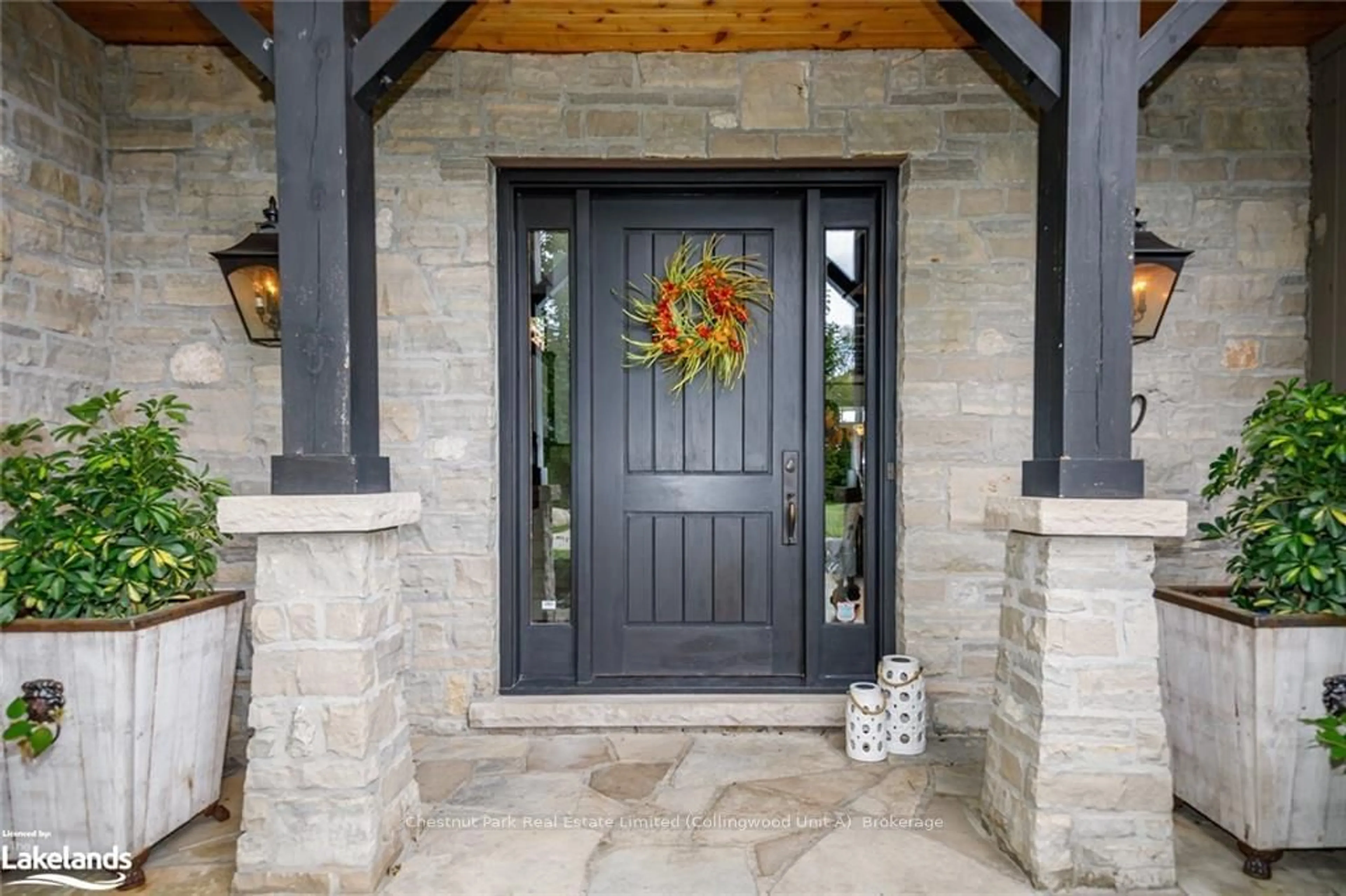 Indoor entryway, wood floors for 120 TIMBER LEIF Rdge, Blue Mountains Ontario N0H 2P0