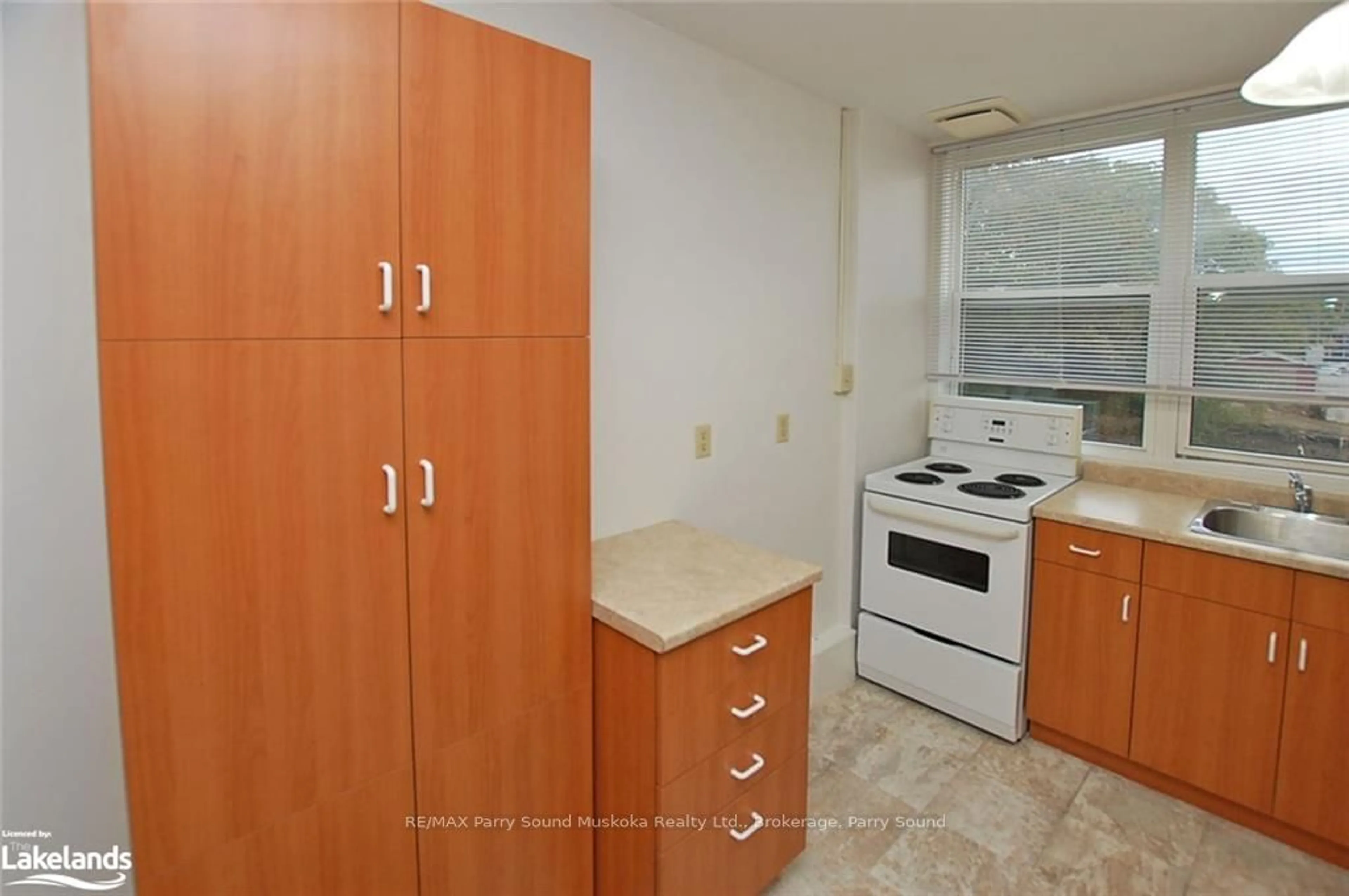 Standard kitchen, unknown floor for 17-118 ISABELLA St, Parry Sound Ontario P2A 1N1