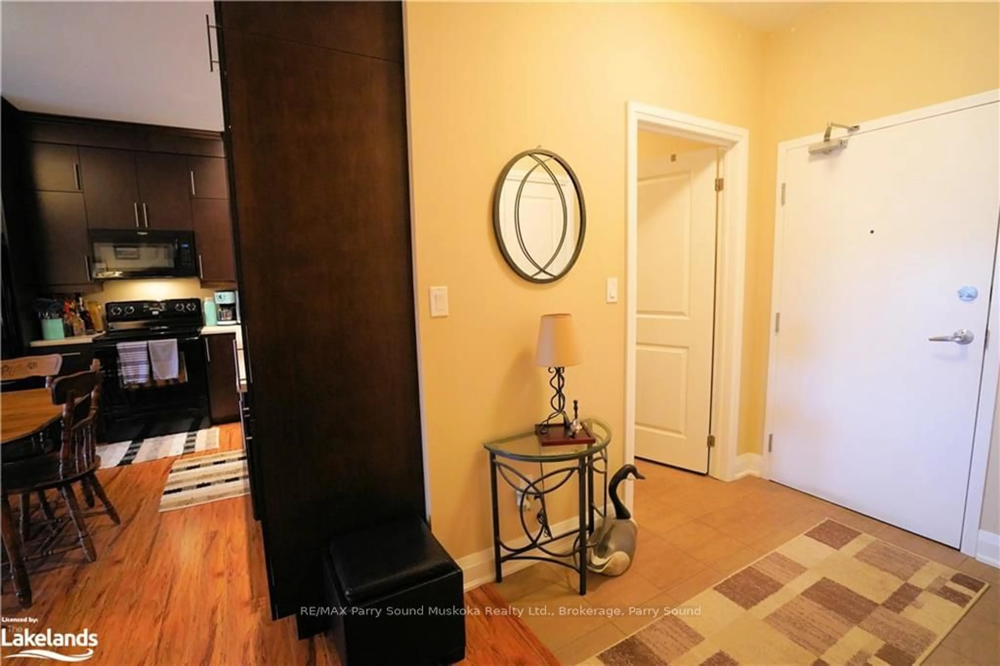 Indoor entryway, wood floors for 20C SILVER BIRCH Crt #307, Parry Sound Ontario P2A 0A7