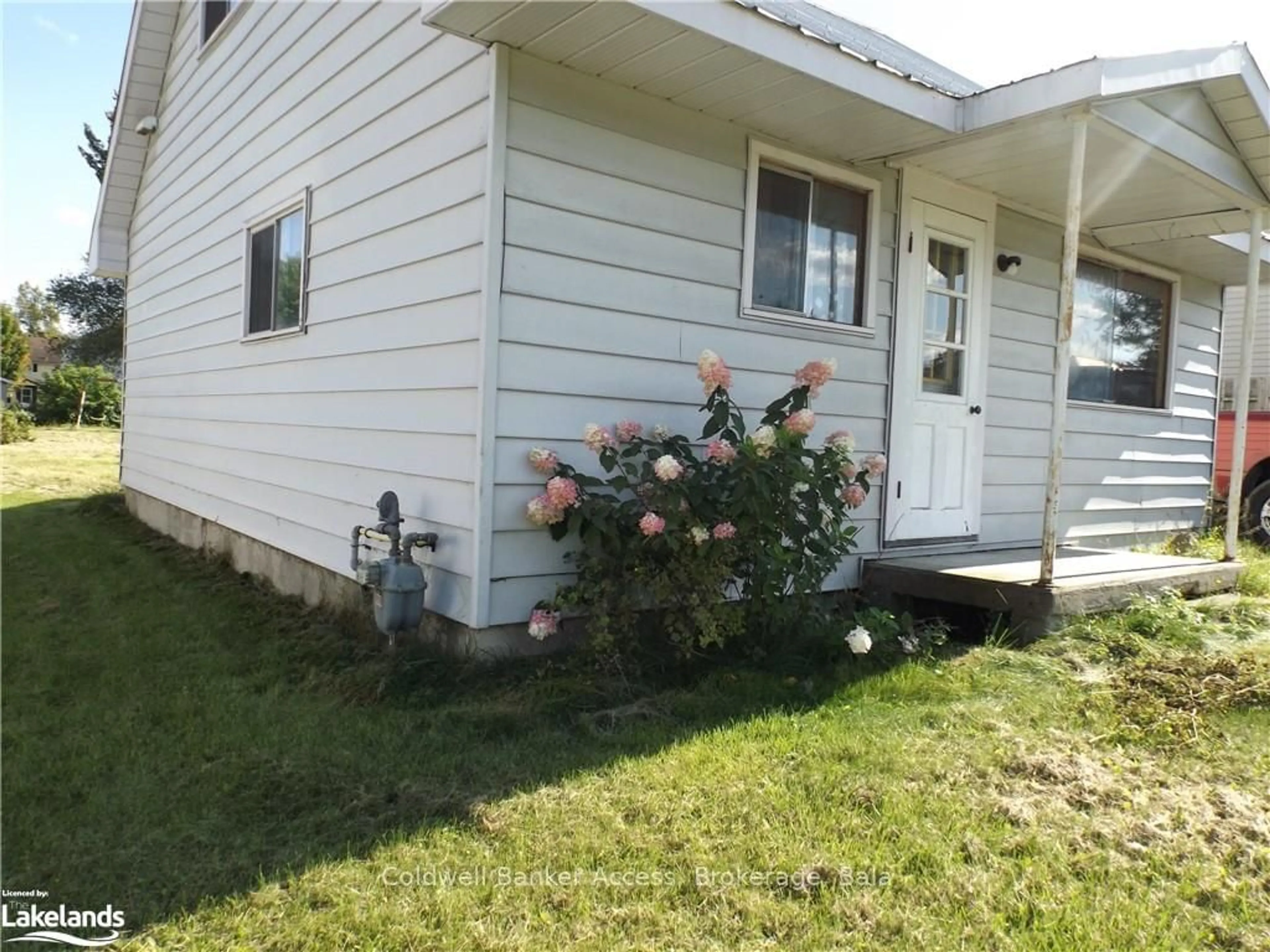 Frontside or backside of a home, cottage for 11 LAURENTIAN St, Deep River Ontario K0J 1P0